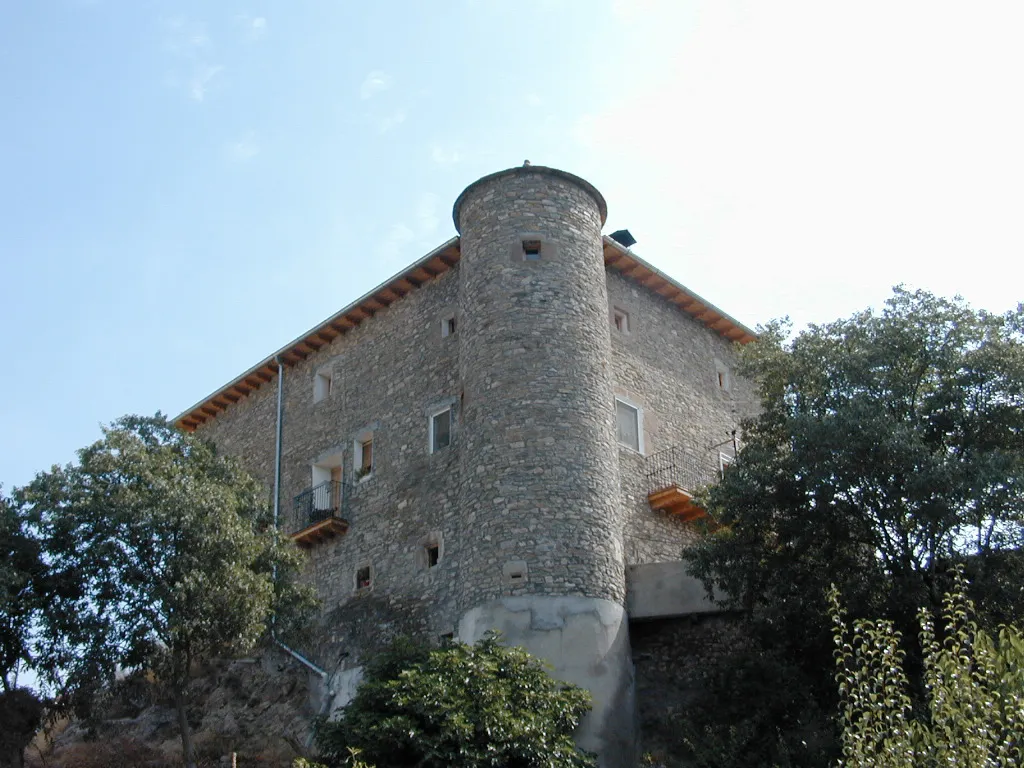 Photo showing: Torre de planta circular adosada en una esquina de Casa Palacio de Salinas de Trillo. (Huesca)