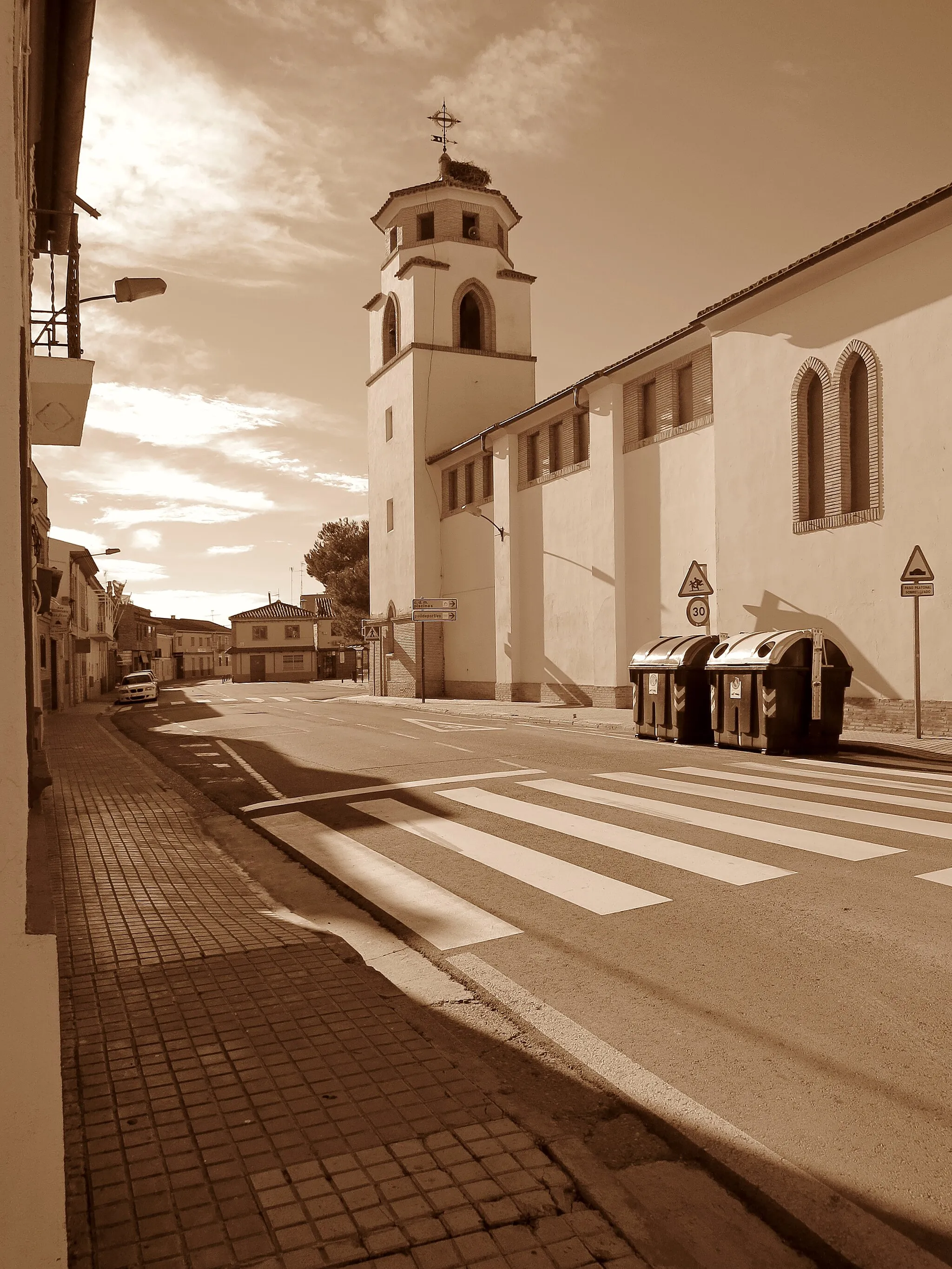 Photo showing: Zaragoza (Aragón, España) - Calle del Comercio e iglesia de San Juan Bautista en San Juan de Mozarrifar.