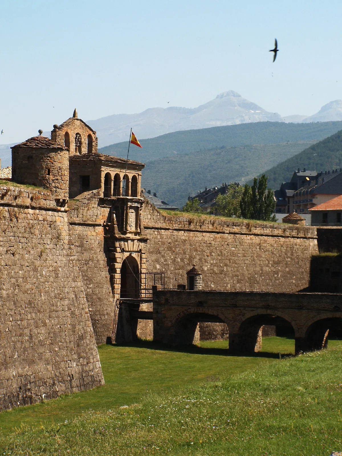 Photo showing: Acceso a la fortaleza de Jaca sobre el foso (Huesca, España).