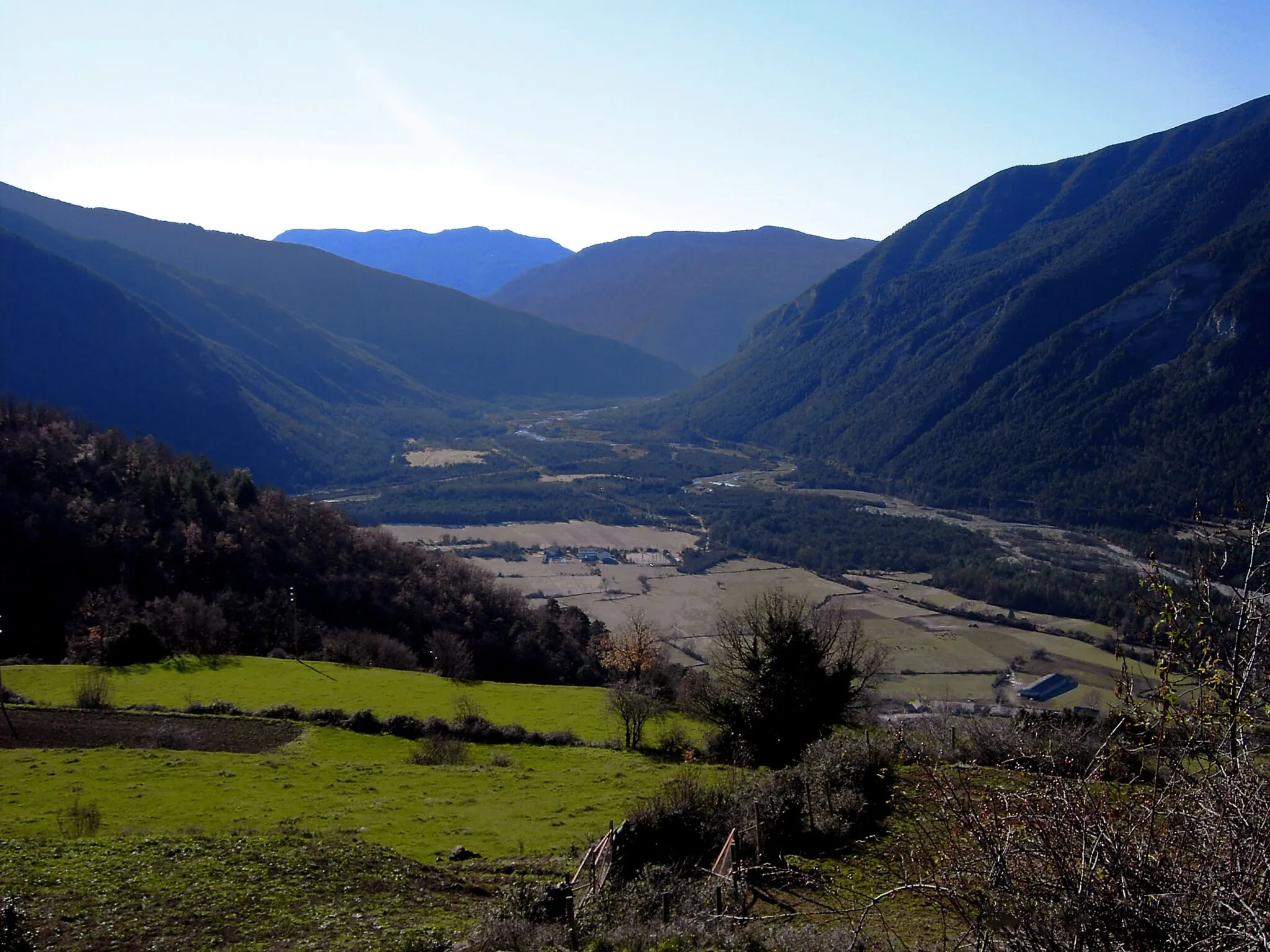 Photo showing: LLanos de Planduviar, river Chate's mouth on the Ara, straight in the middle of a former glacial moraine from the cuaternary period. Huesca, Spain.