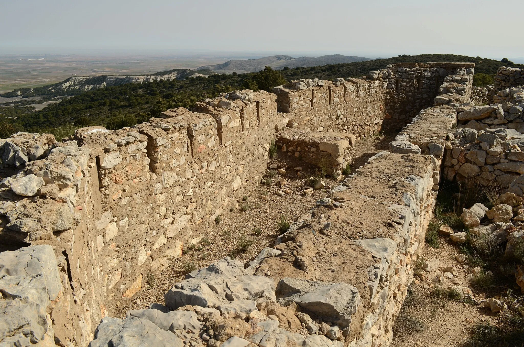 Photo showing: Vértice de Sierra Gorda (Fuendetodos, España). Fortín semicircular construido entre 1936 y 1938.