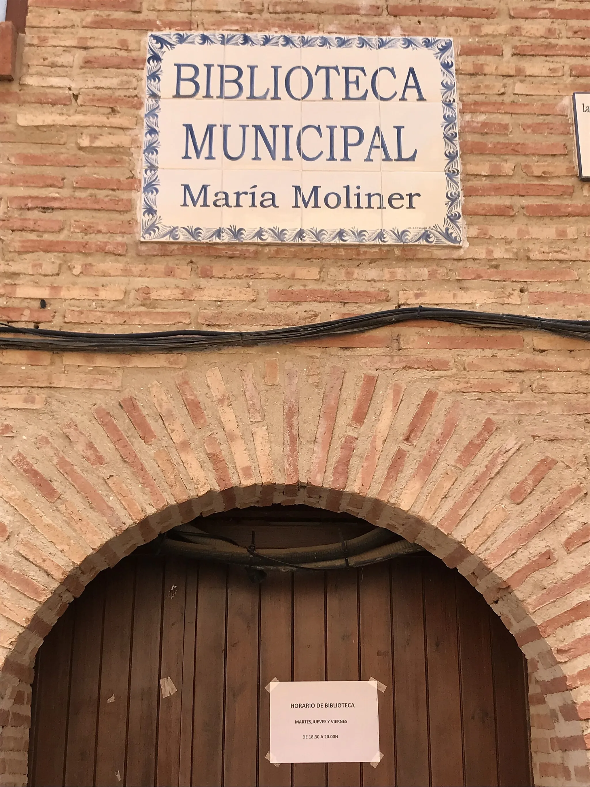 Photo showing: Cartel cerámico de la Biblioteca María Moliner en Paniza, Zaragoza