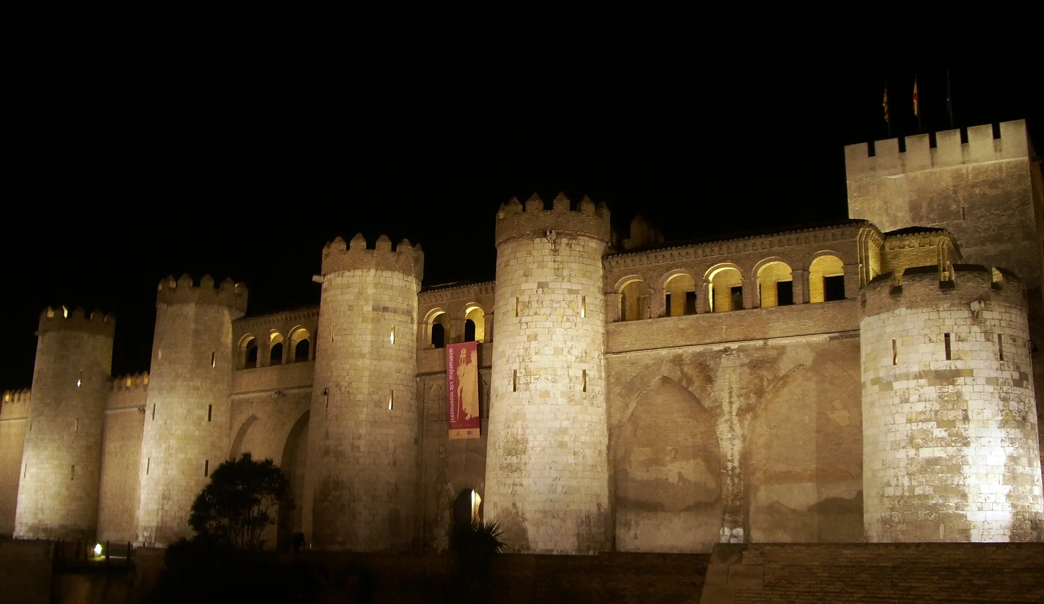 Photo showing: Fachada de la Aljafería (noche)