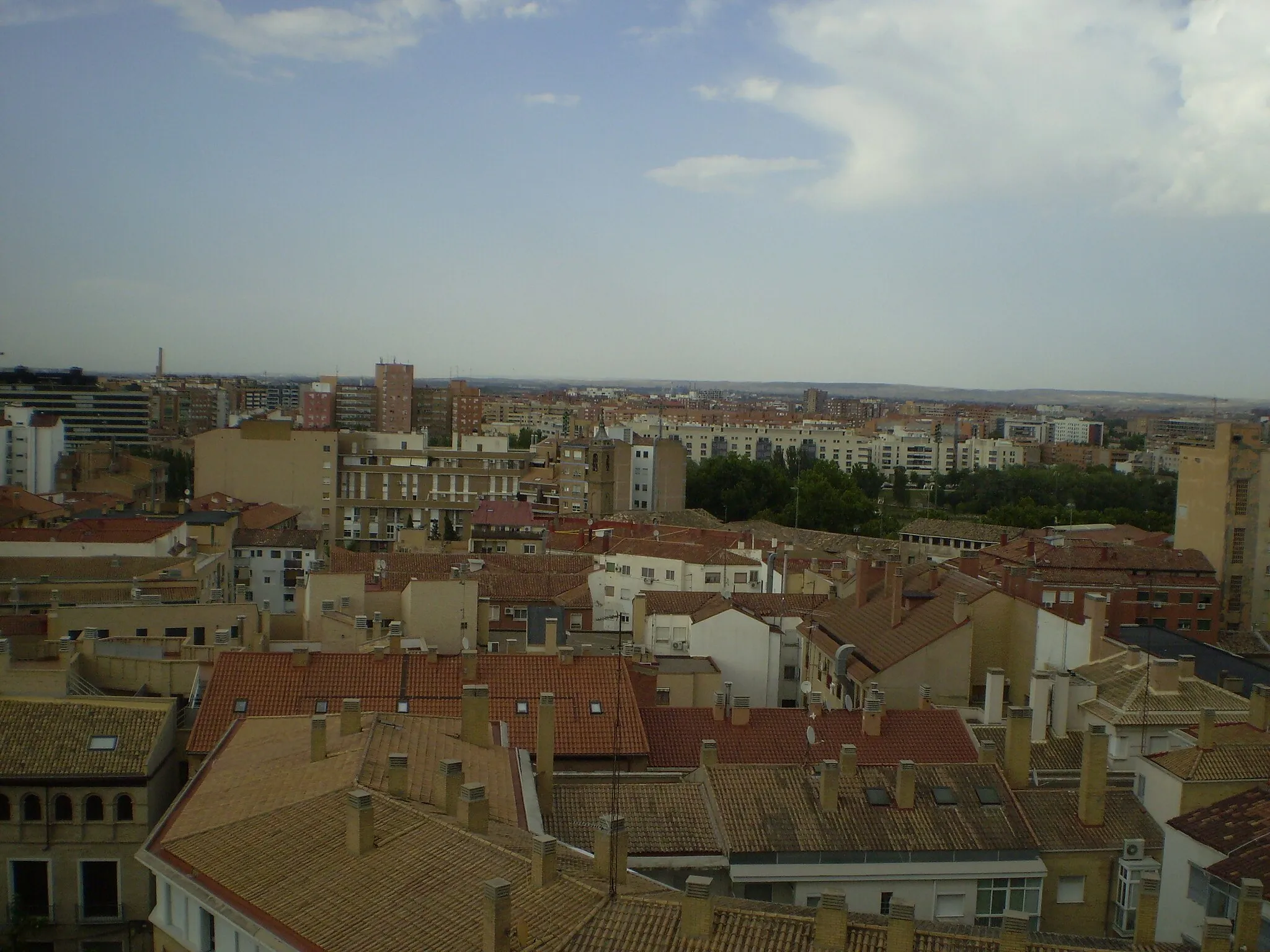 Photo showing: Vista desde la torre de la iglesia de la Magdalena en Zaragoza.