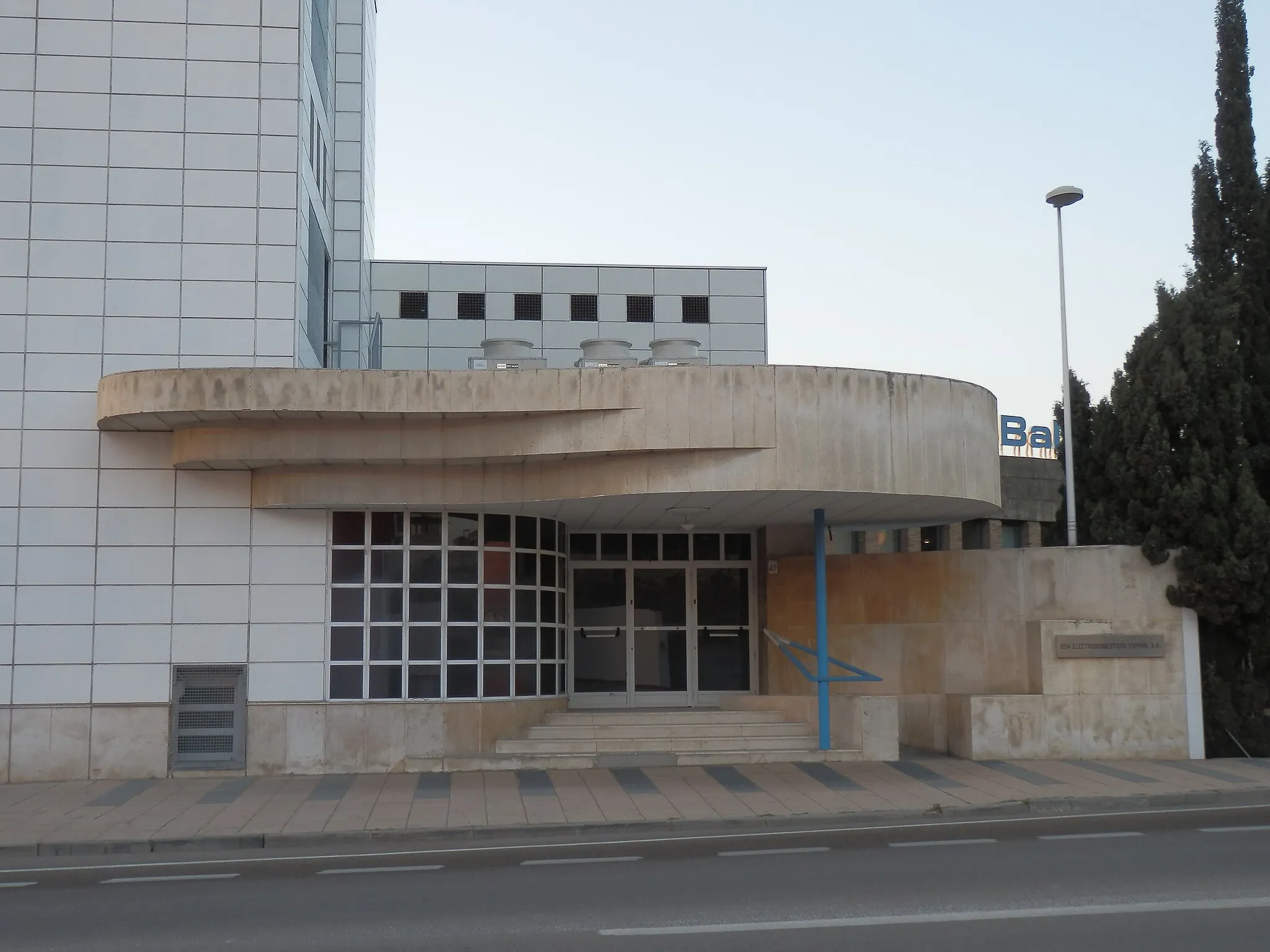 Photo showing: Fábrica de Balay en Montañana, Zaragoza. Situada en la Avenida de la Industria, 49, Zaragoza. Construida en 1966 por Regino Borobio Ojeda y José Borobio Ojeda.