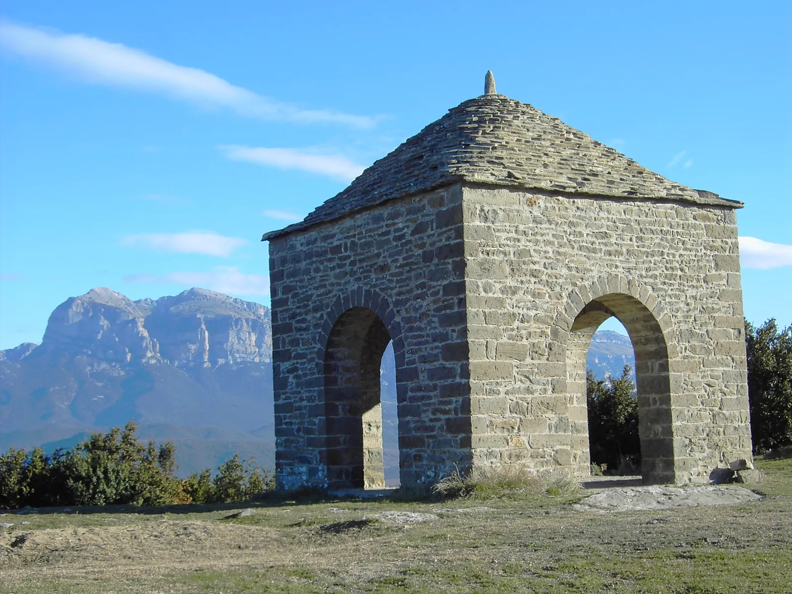 Photo showing: El esconjuradero de Guaso (Huesca), recientemente restaurado. Es uno de los ejemplos más conocidos de este tipo de construcción religiosa única de los pirineos aragonés y catalán.