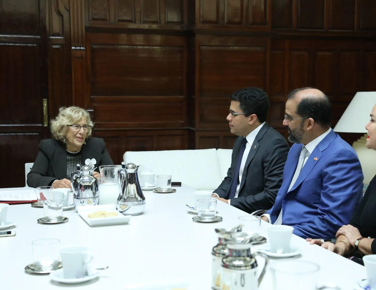 Photo showing: La alcaldesa de Madrid, Manuela Carmena, y el alcalde del Distrito Nacional de Santo Domingo, David Collado Morales, han suscrito hoy en la alcaldía madrileña una declaración de intenciones, primer paso para establecer un programa de cooperación integral a través de la Unión de Ciudades Capitales Iberoamericanas (UCCI).