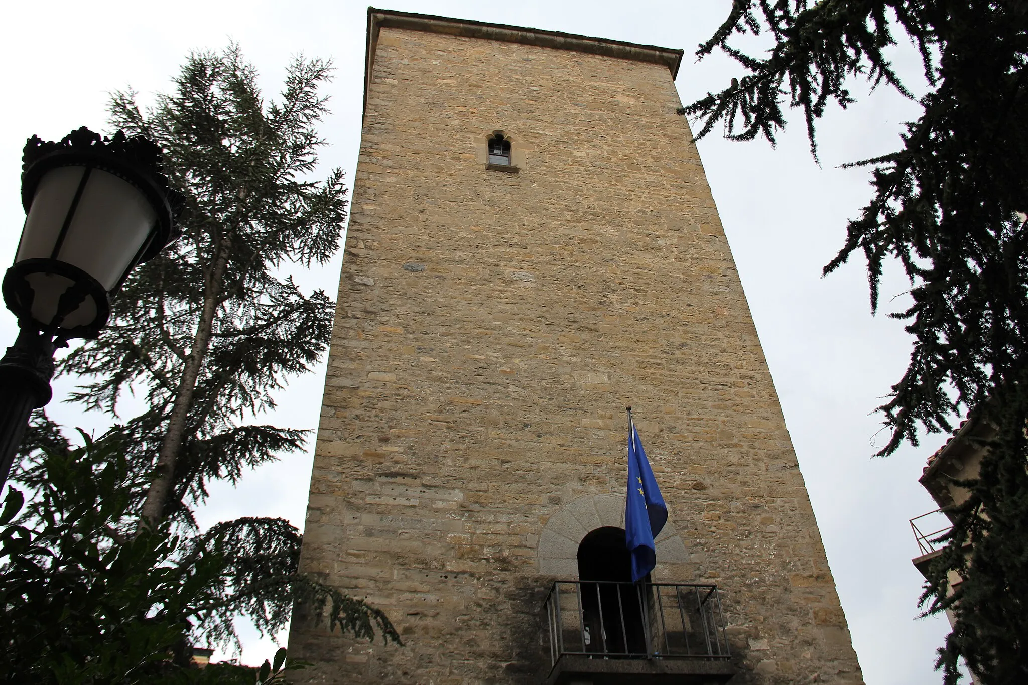 Photo showing: La Torre del Reloj,  conocida como Torre de la Cárcel, es una edificación civil gótica. La denominación popular se debe a que recibió ambos usos desde que el Concejo de Jaca la compró en 1599 para colocar el reloj-campanario que marcaría la vida urbana y convertirla, en 1602