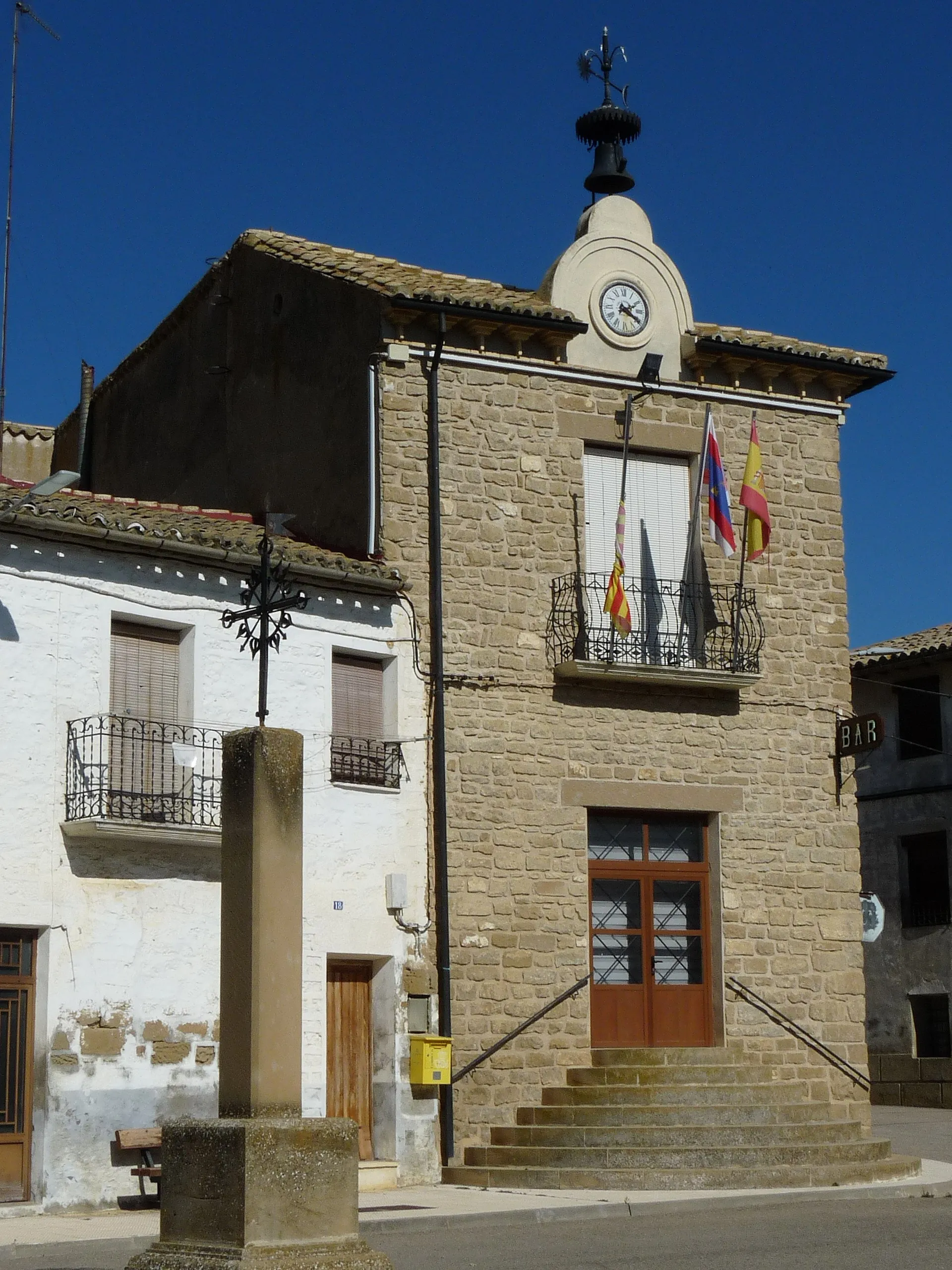 Photo showing: Piedratajada - Ayuntamiento con cruz de la plaza