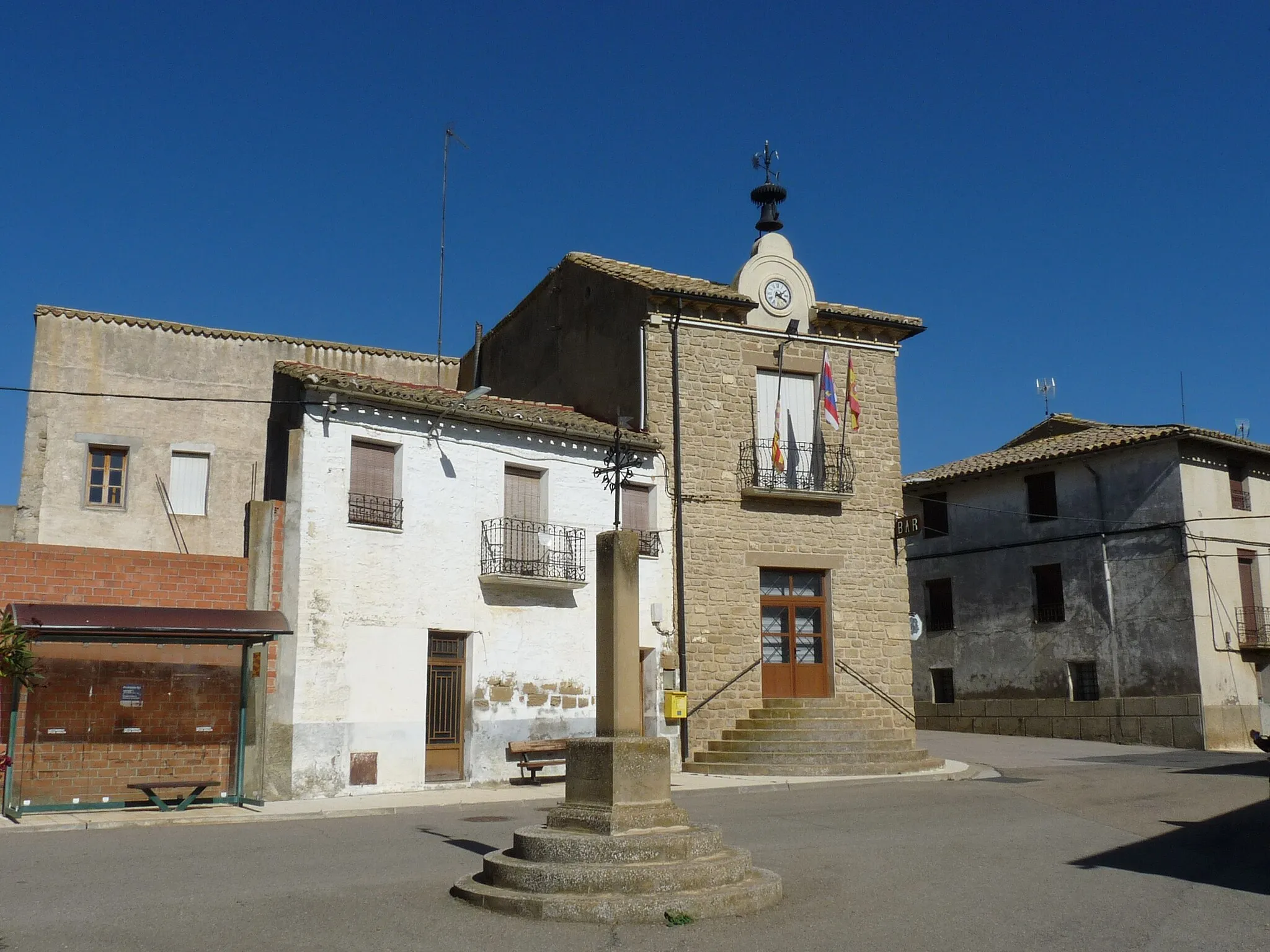 Photo showing: Piedratajada - Ayuntamiento con cruz de la plaza