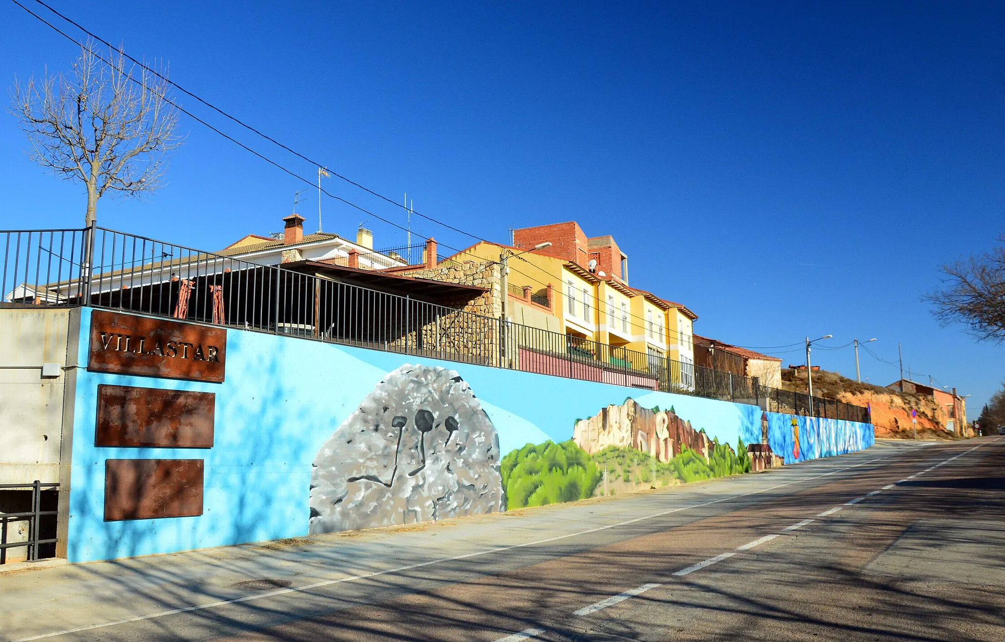 Photo showing: Pintura mural en Villastar (Teruel), situada junto a la carretera N-330, en la entrada norte de la localidad (2022).