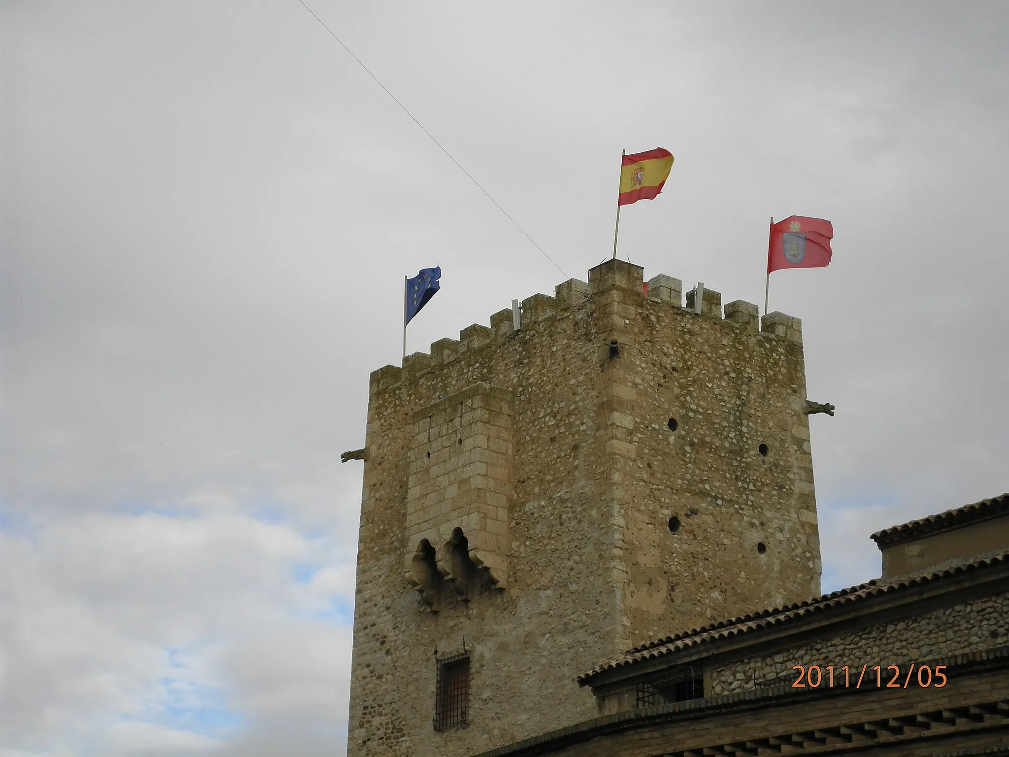 Photo showing: Frente a la iglesia parroquial de San Juan se levanta desde 1128 el histórico castillo de la localidad. En él fue nombrado Fernando el Católico como Lugarteniente General del Reino por las Cortes de Zaragoza, en 1464.