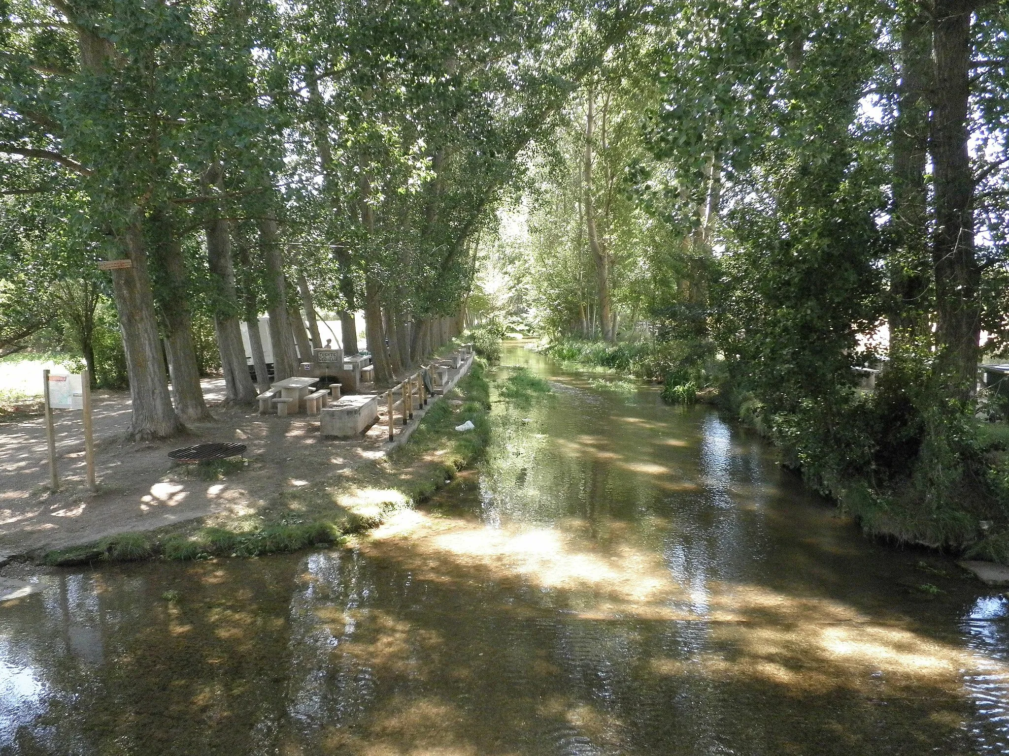 Photo showing: Rio Guadalaviar por Torres. A la izquierda, fuente de la Veguilla.