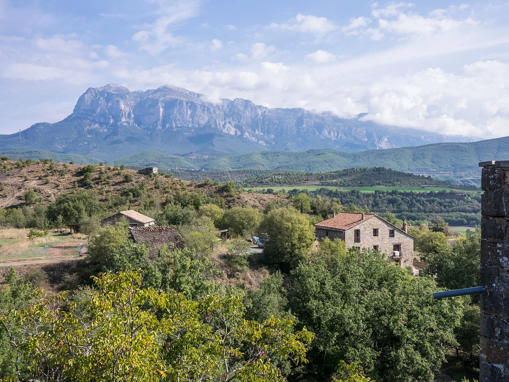 Photo showing: View to Peña Montañesa from Aínsa castle. Sobrarbe, Aragón, Spain