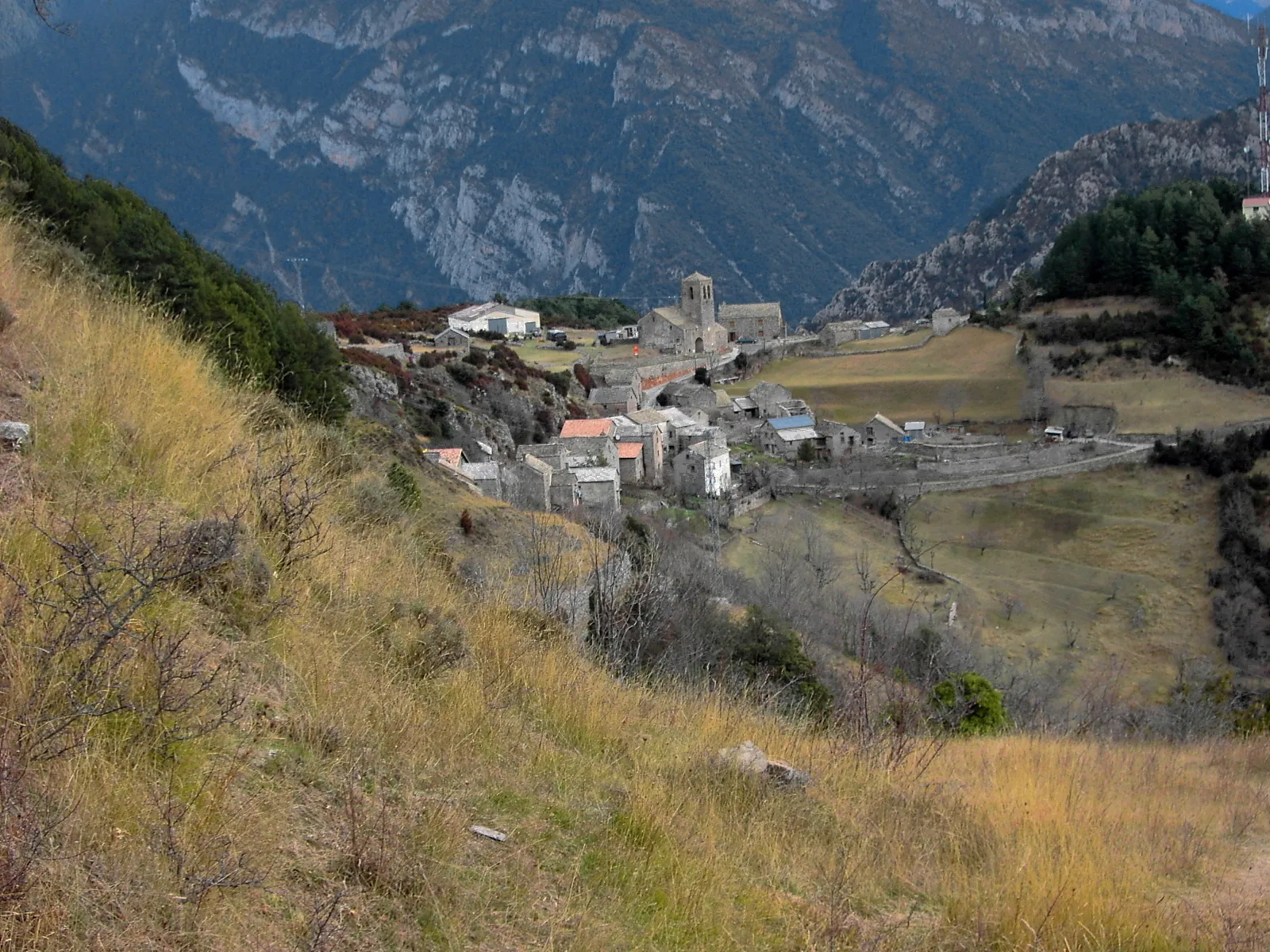 Photo showing: Enviesta general sobre lo lugar de Tella, presa d'alto dende la ermita de Santa Maria d'a Penya.