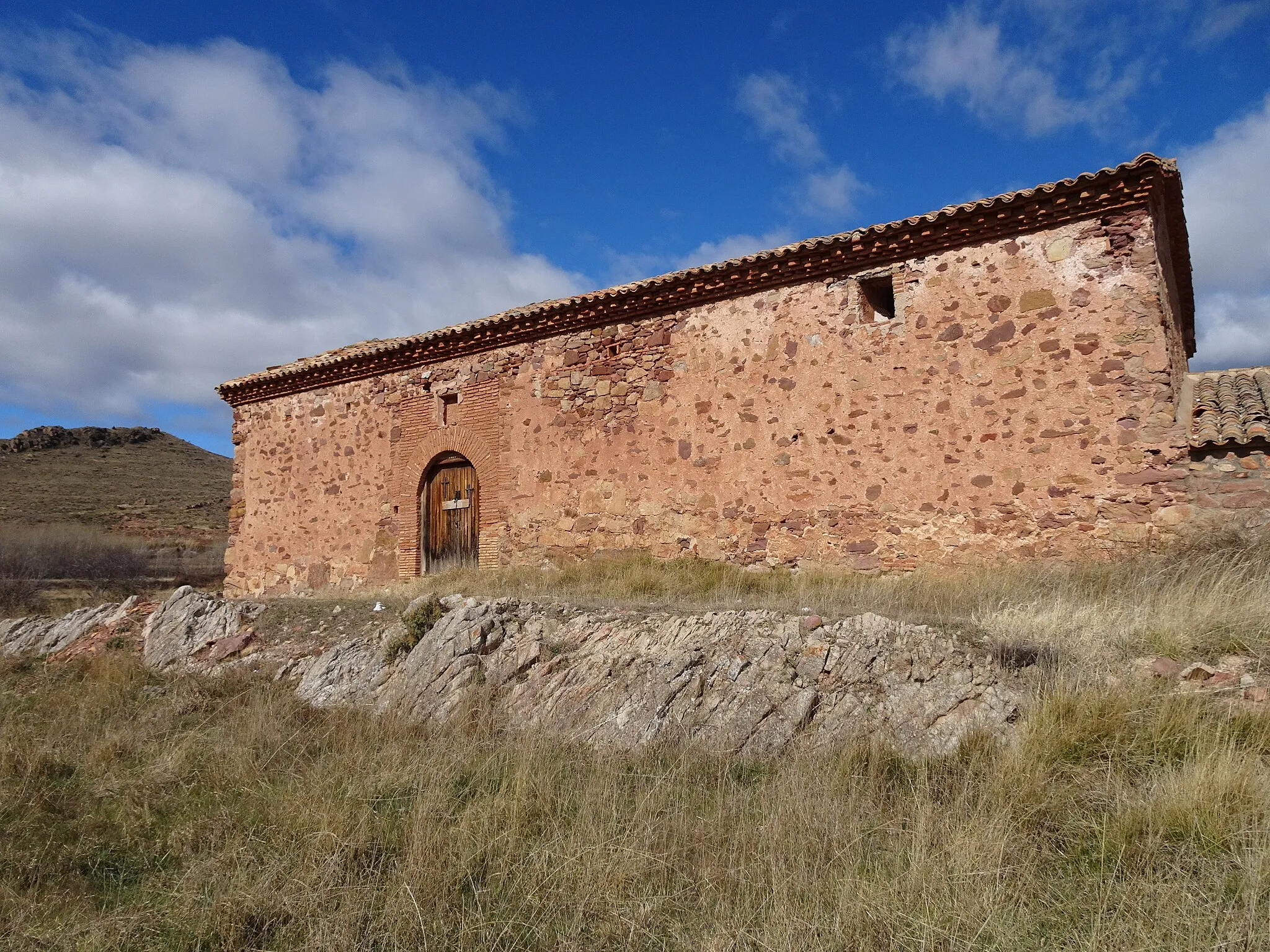 Photo showing: Lado sur de la ermita de San Roque, con puerta y un ventanuco