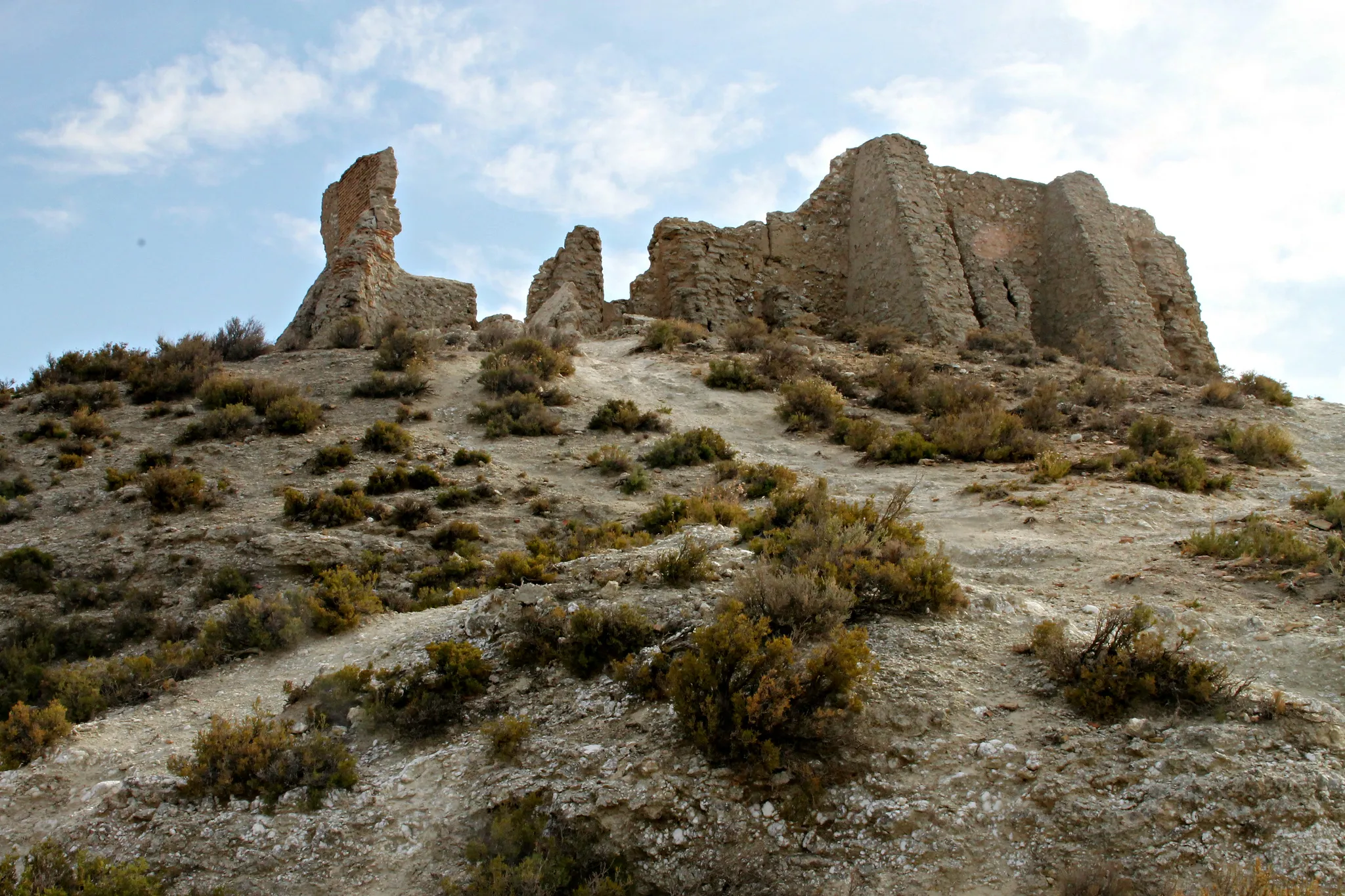 Photo showing: [Ruinas] Construído como castillo en torno al S. XIII, reconstruído a posteriori como ermita.
[Plano general]