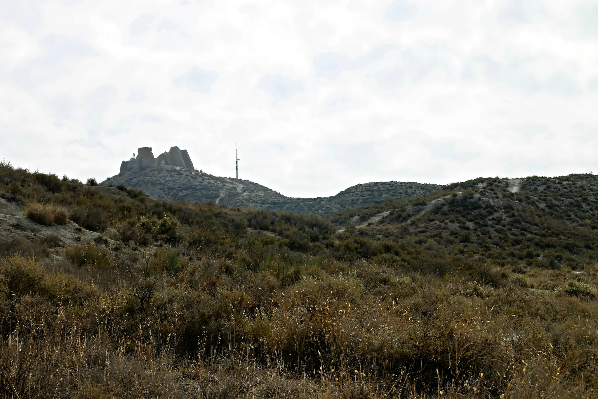 Photo showing: [Ruinas] Construído como castillo en torno al S. XIII, reconstruído a posteriori como ermita.
[Plano general desde el comienzo del sendero]