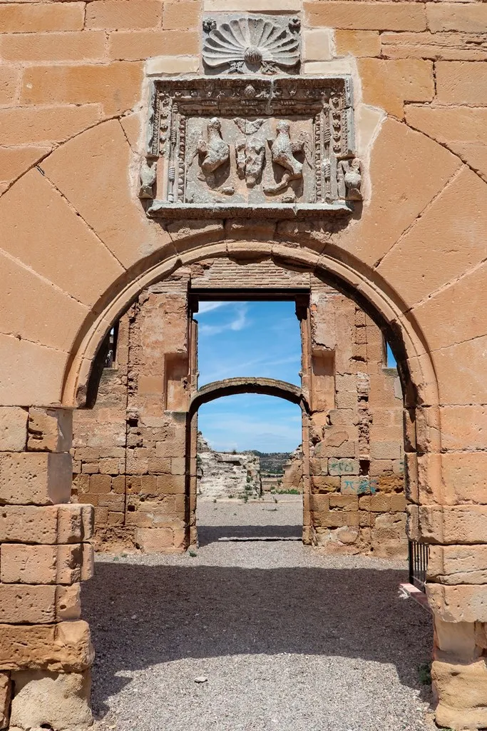 Photo showing: Escudo de los Pérez Almazán en el castillo de Maella