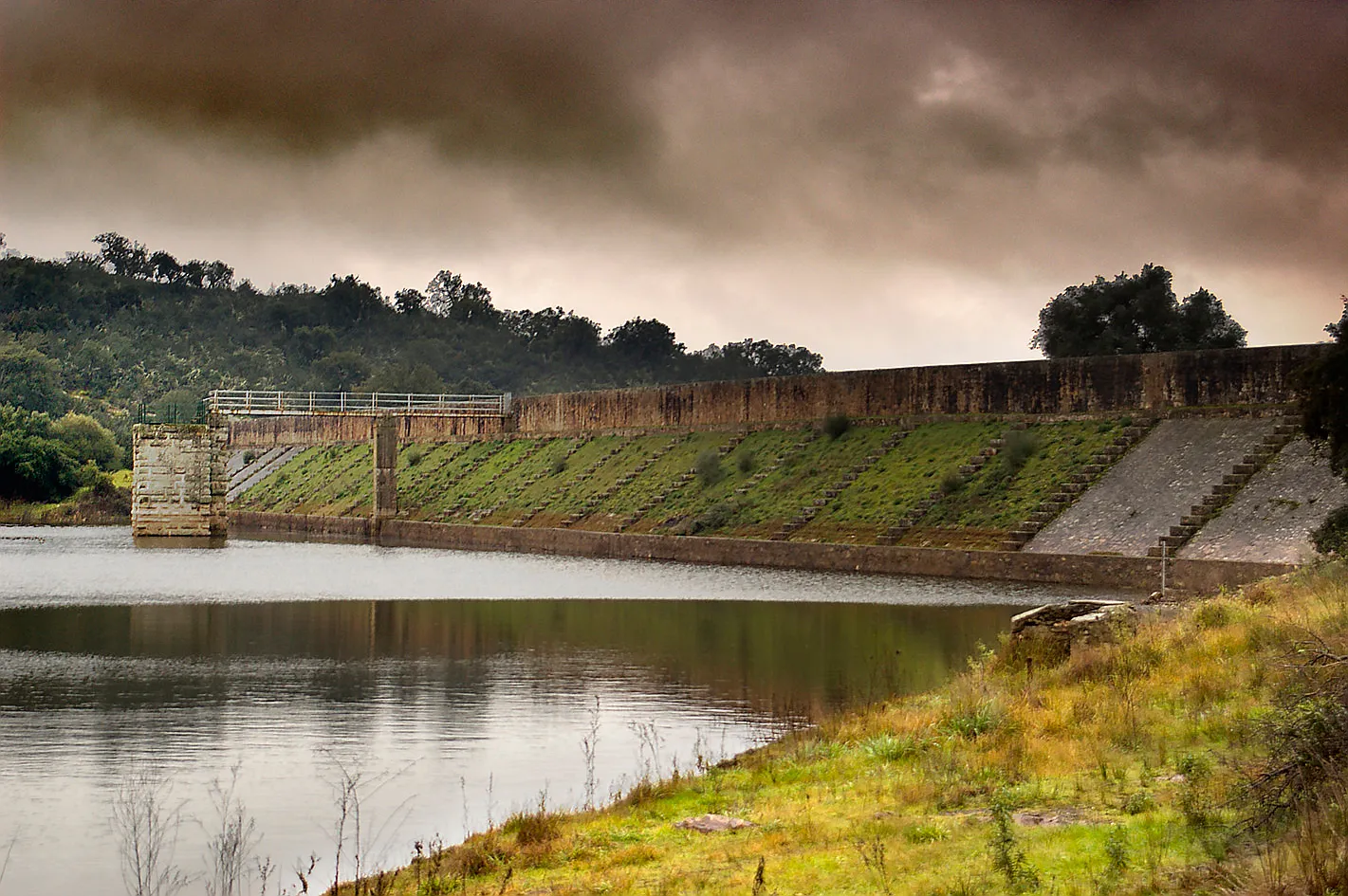 Photo showing: Roman Cornalvo dam near Mérida, Extremadura, Spain, which was founded by the Romans. Earth dam with retaining wall