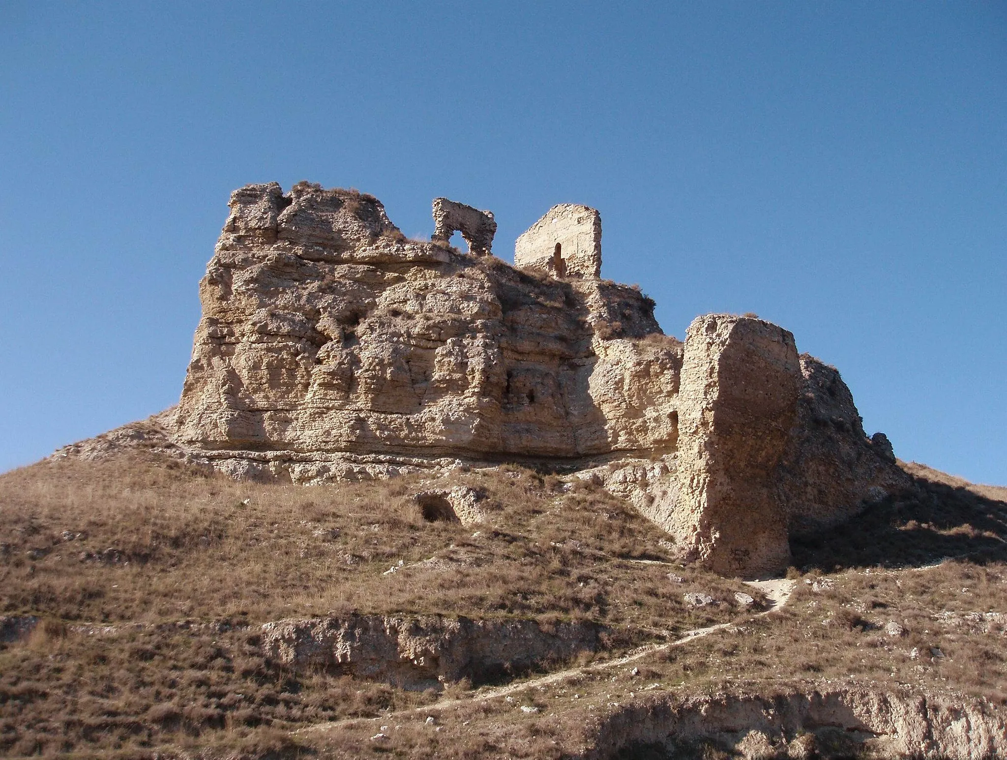 Photo showing: Vista frontal del castillo de Miranda visto desde el camino viejo de Alfocea.