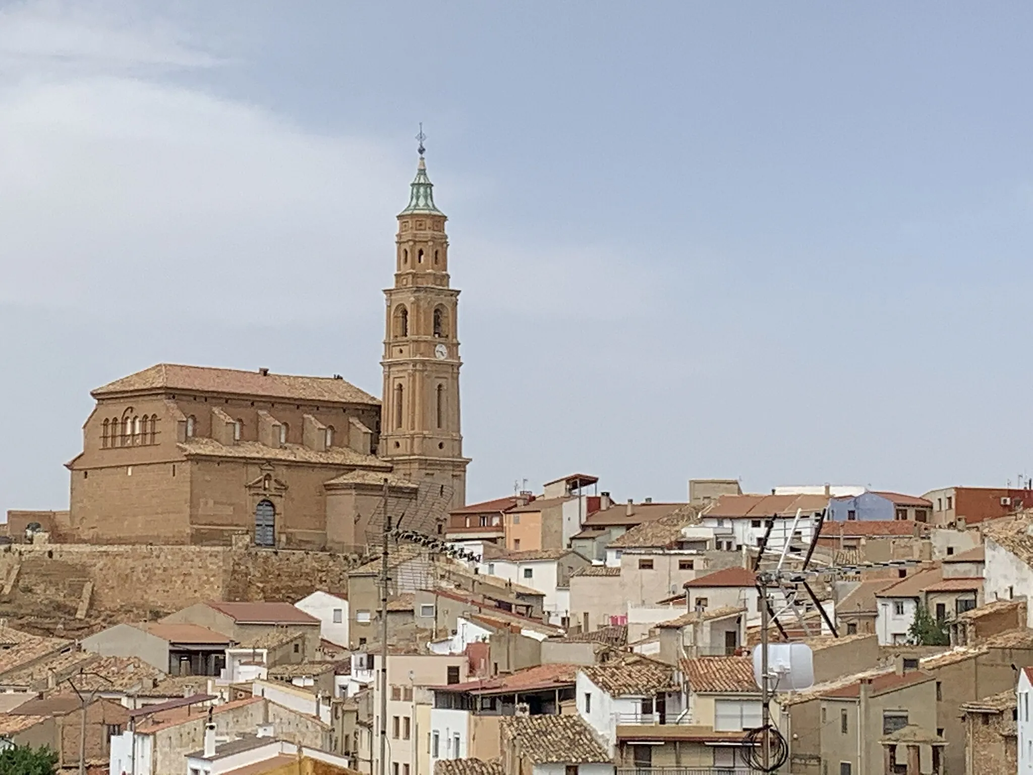 Photo showing: Vista panorámica de Alloza, Teruel. Se ve la iglesia de la Concepción.