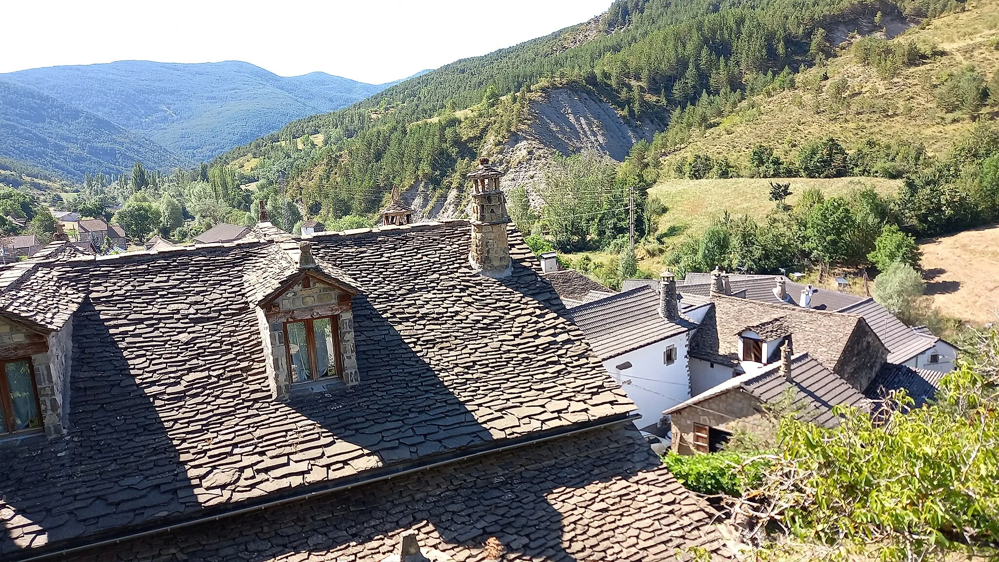 Photo showing: Tejados del caserio de Borau, desde la iglesia de Santa Eulalia