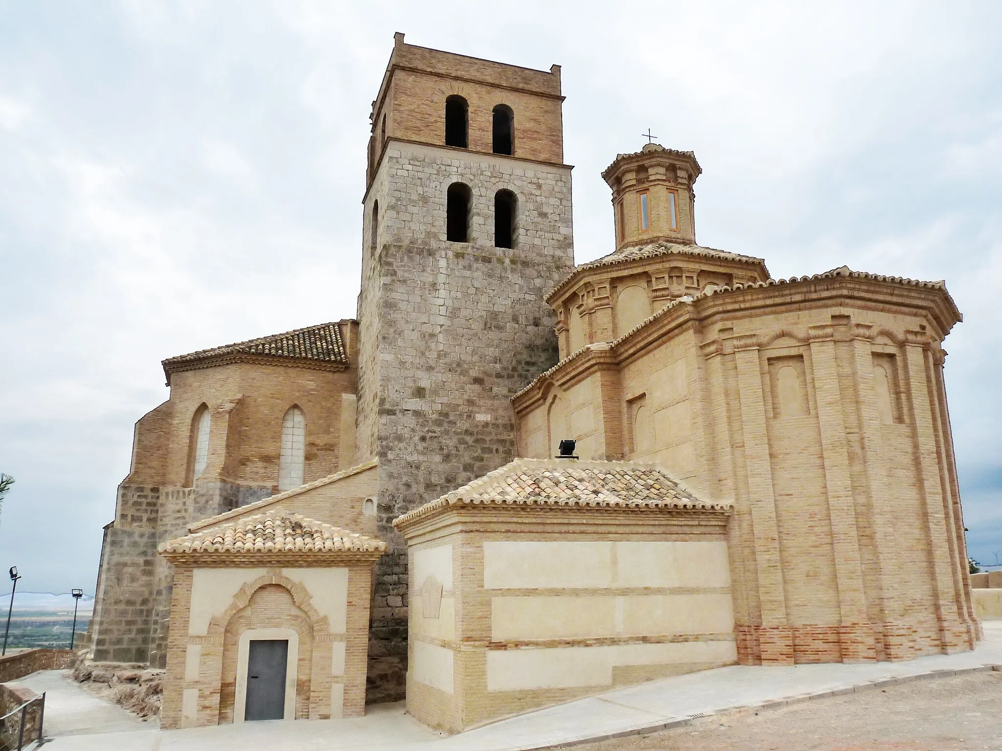 Photo showing: Magallón - Iglesia de San Lorenzo (s.XVI) - Ábside y torre