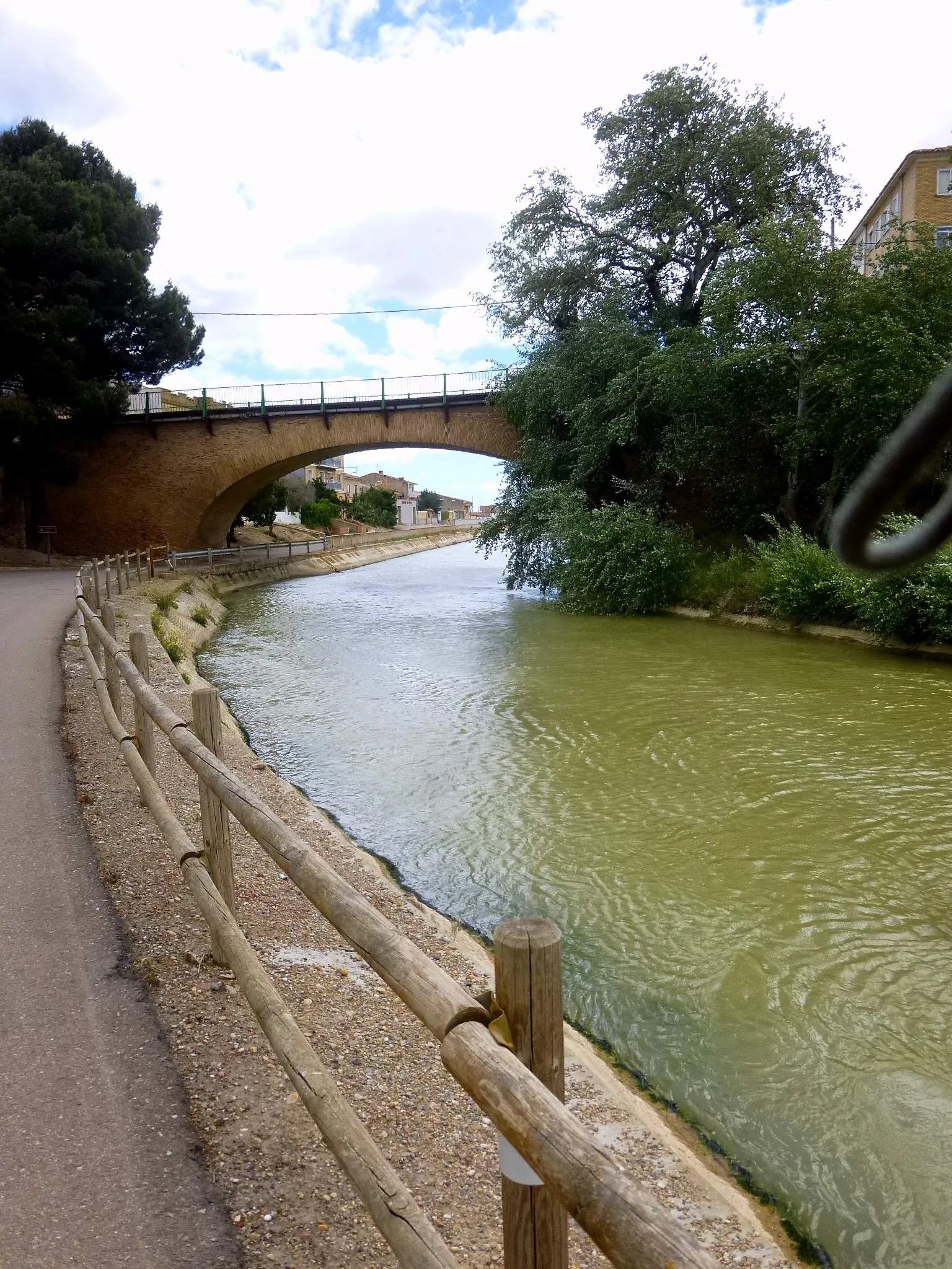 Photo showing: El Canal Imperial de Aragón a su paso por Gallur (Zaragoza)