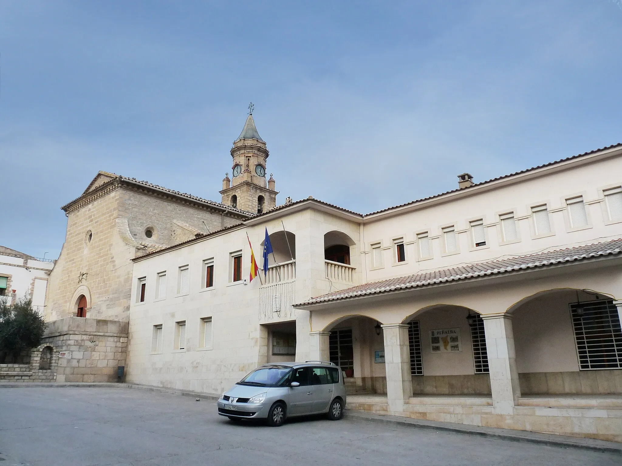 Photo showing: Peñalba - Iglesia de la Santa Cruz  (s. XVII) (izq.) y Ayuntamiento (dcha.)