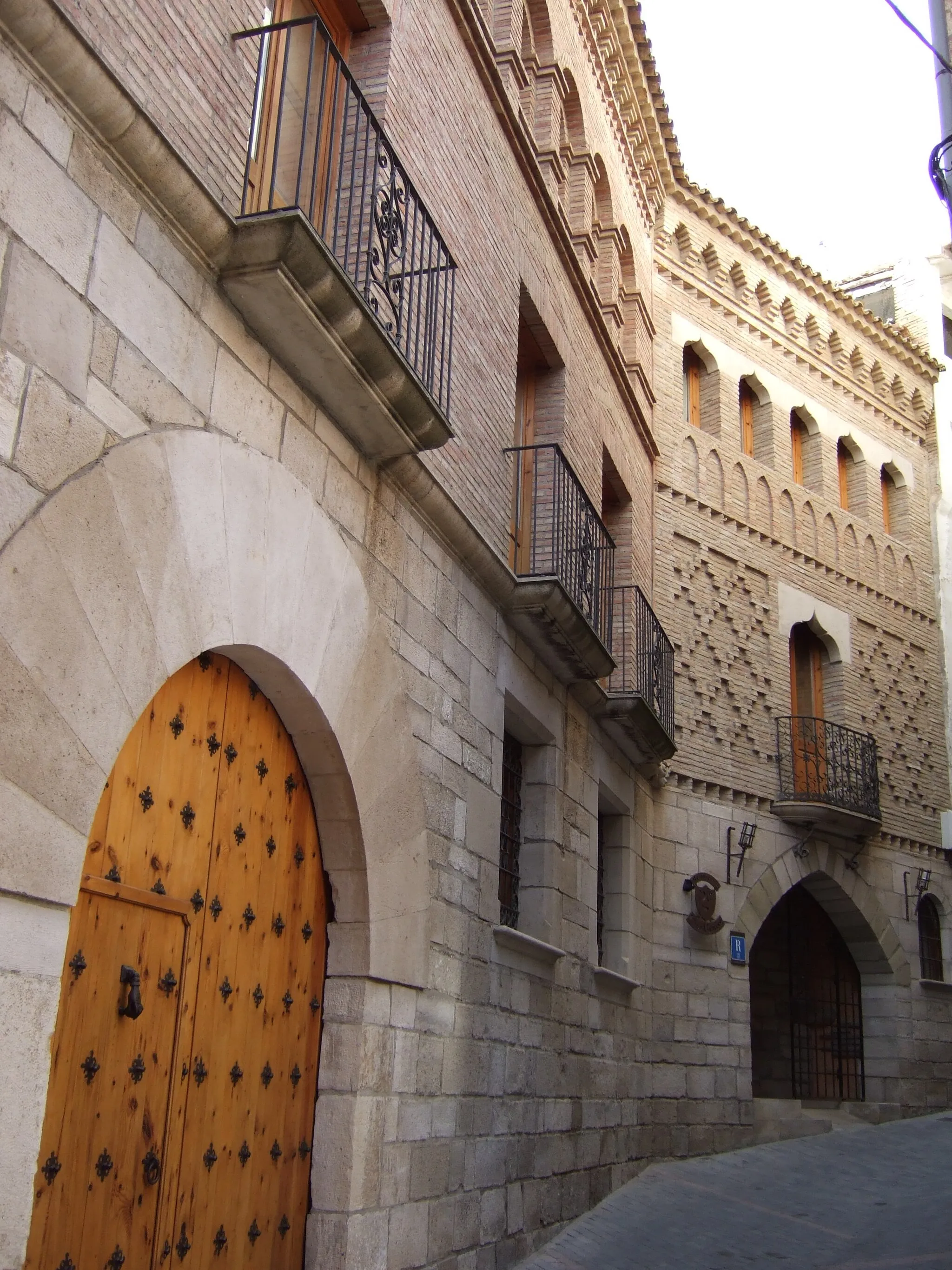 Photo showing: Delante, Casa Cabrera. Al fondo, reconstruccion moderna de casa aragonesa - Restaurante Cabrera