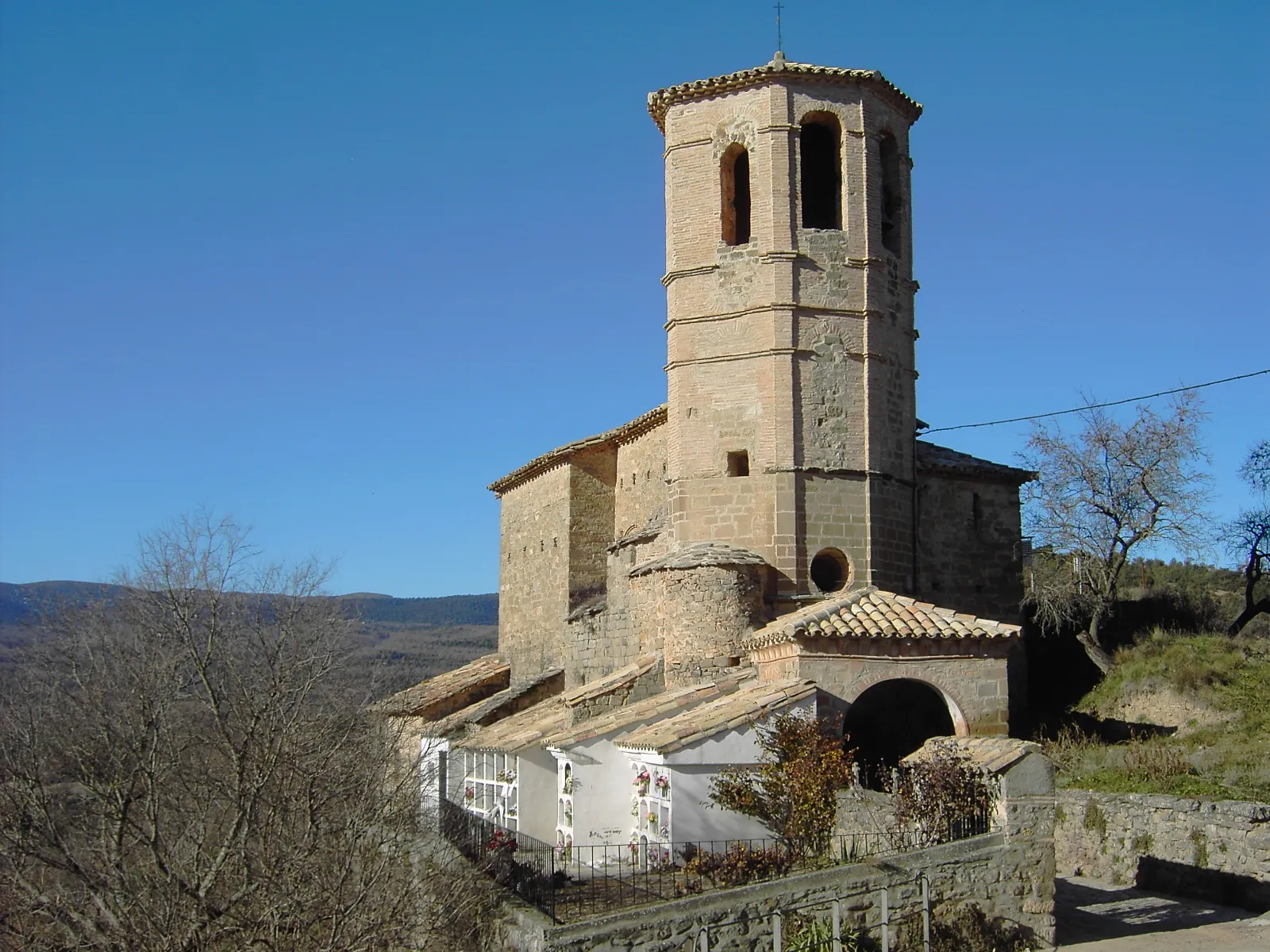 Photo showing: La iglesia de la localidad de Bárcabo, cabecera del municipio homónimo, constituido por diversos núcleos disperos en la tierra conocida como Biello Sobrarbe.