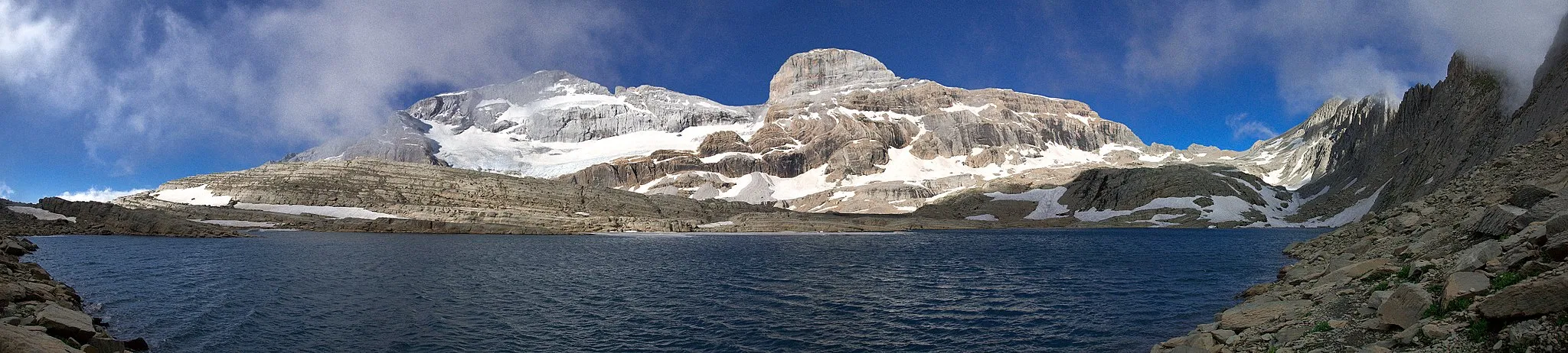 Photo showing: le lac du Marboré (2592 m) avec le mont Perdu au fond à gauche et le cylindre du Marboré au milieu.
