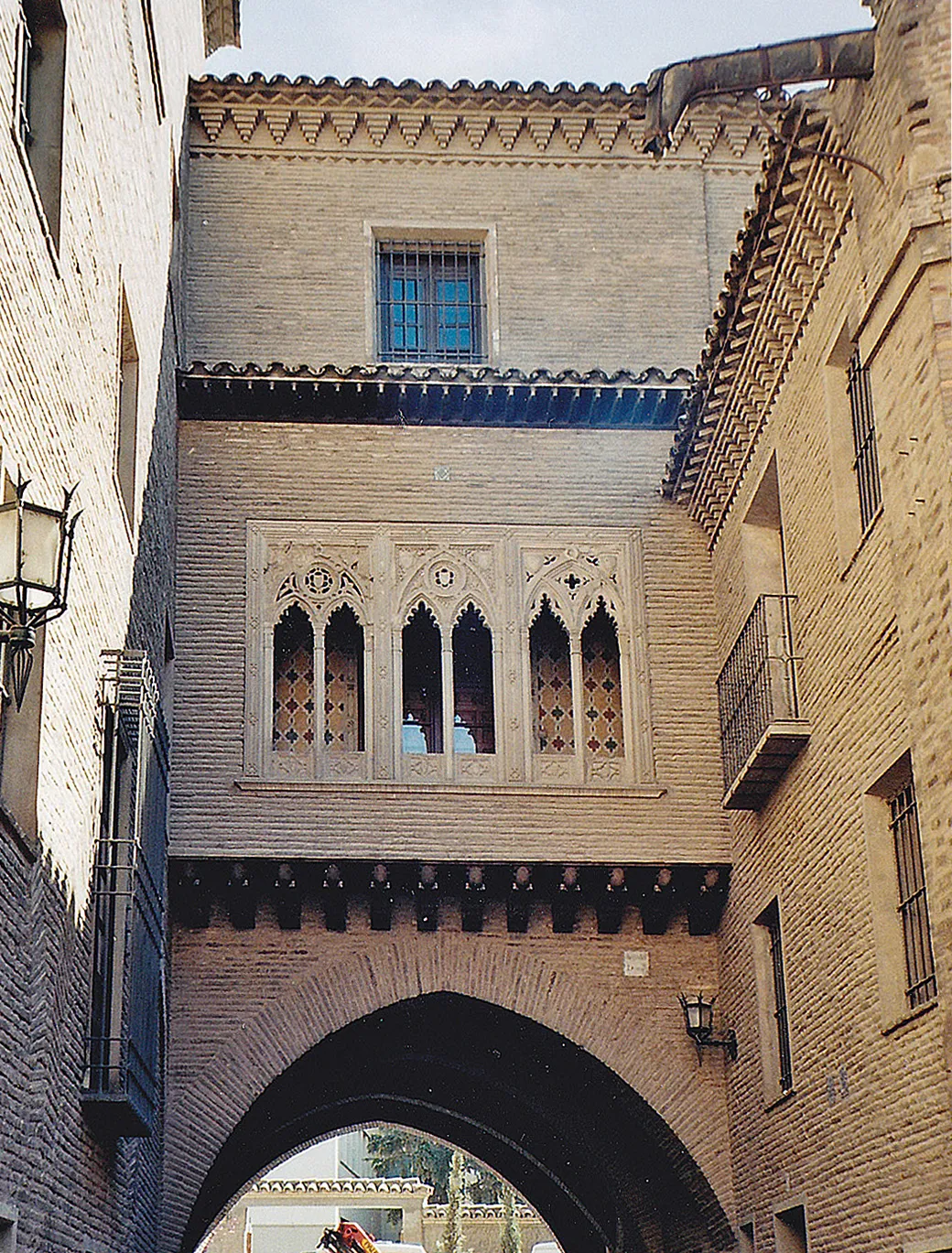 Photo showing: Deán-Bogen und Deán-Haus (Haus des Dekans) in Saragossa im Mai 2008 (Scan vom Analogbild)