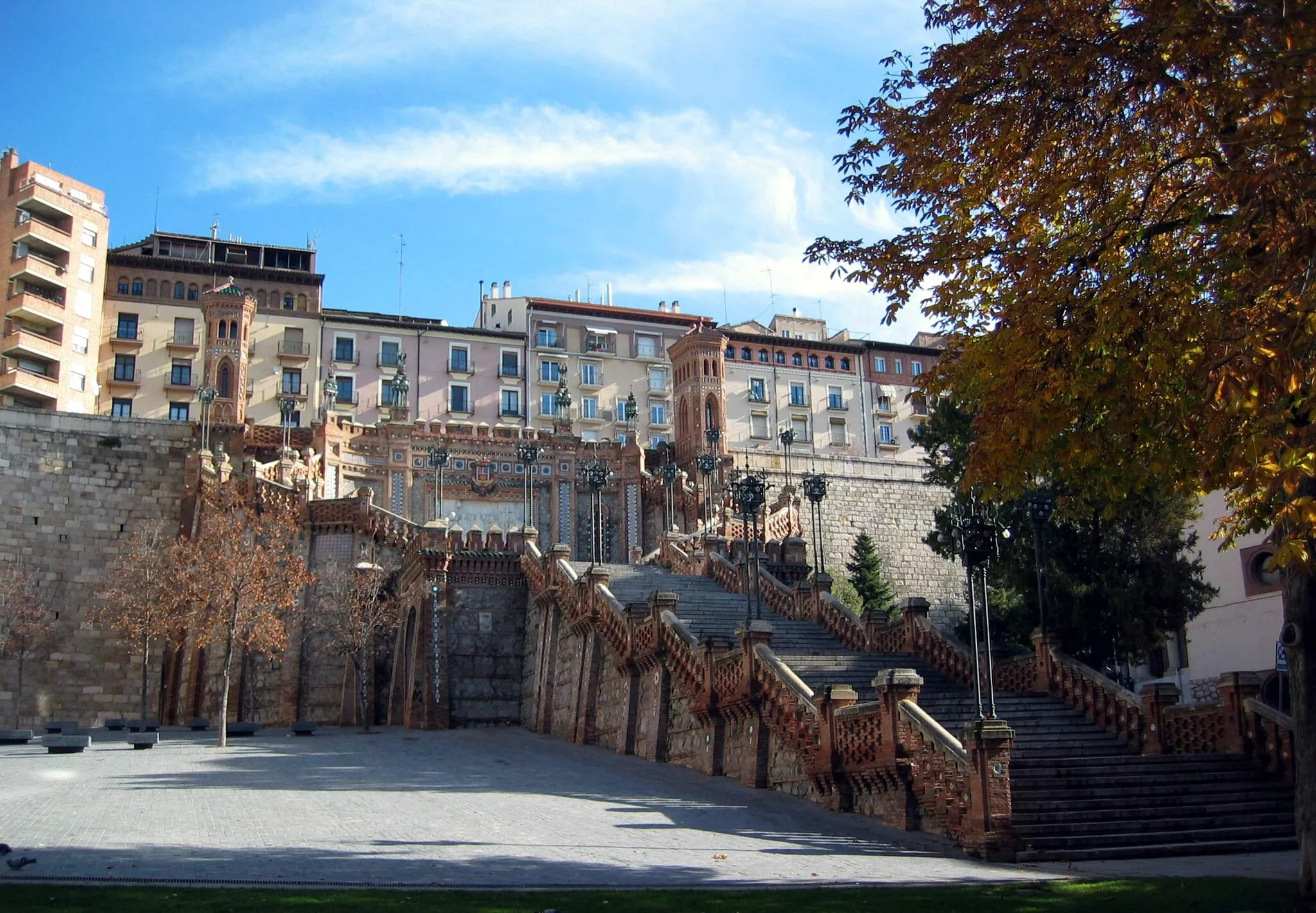 Photo showing: Vista general (septentrional) de la Escalinata de la Estación en Teruel, obra de José Torán de la Rad en Teruel (1920-1921), año 2016.