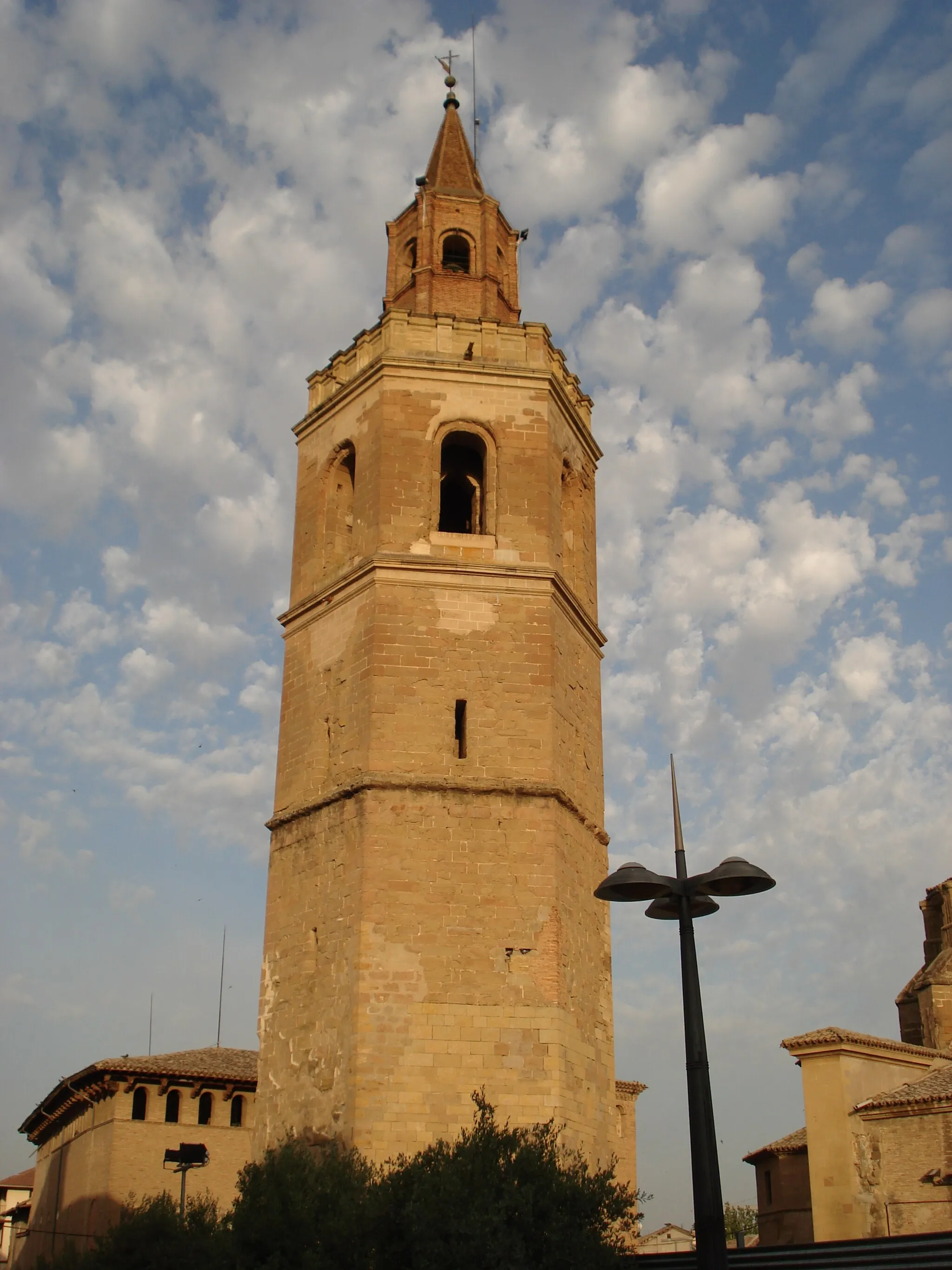 Photo showing: Tower of the cathedral in Barbastro, Spain