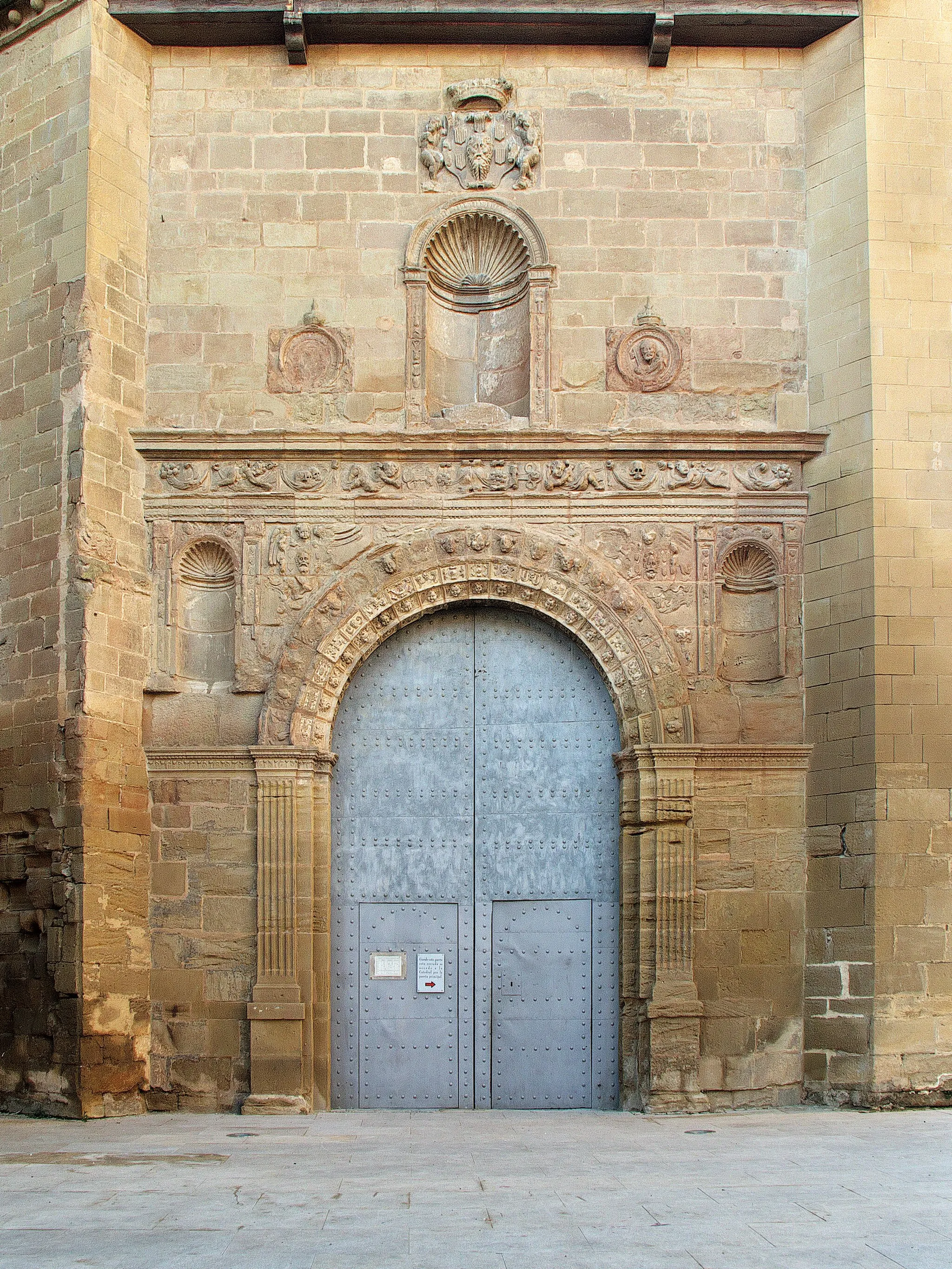 Photo showing: Portada de acceso a la catedral por el testero de la nave del Evangelio y Plaza del Palacio. Etapa final de la construcción de la Catedral, con posible intervención de Juan de Segura.