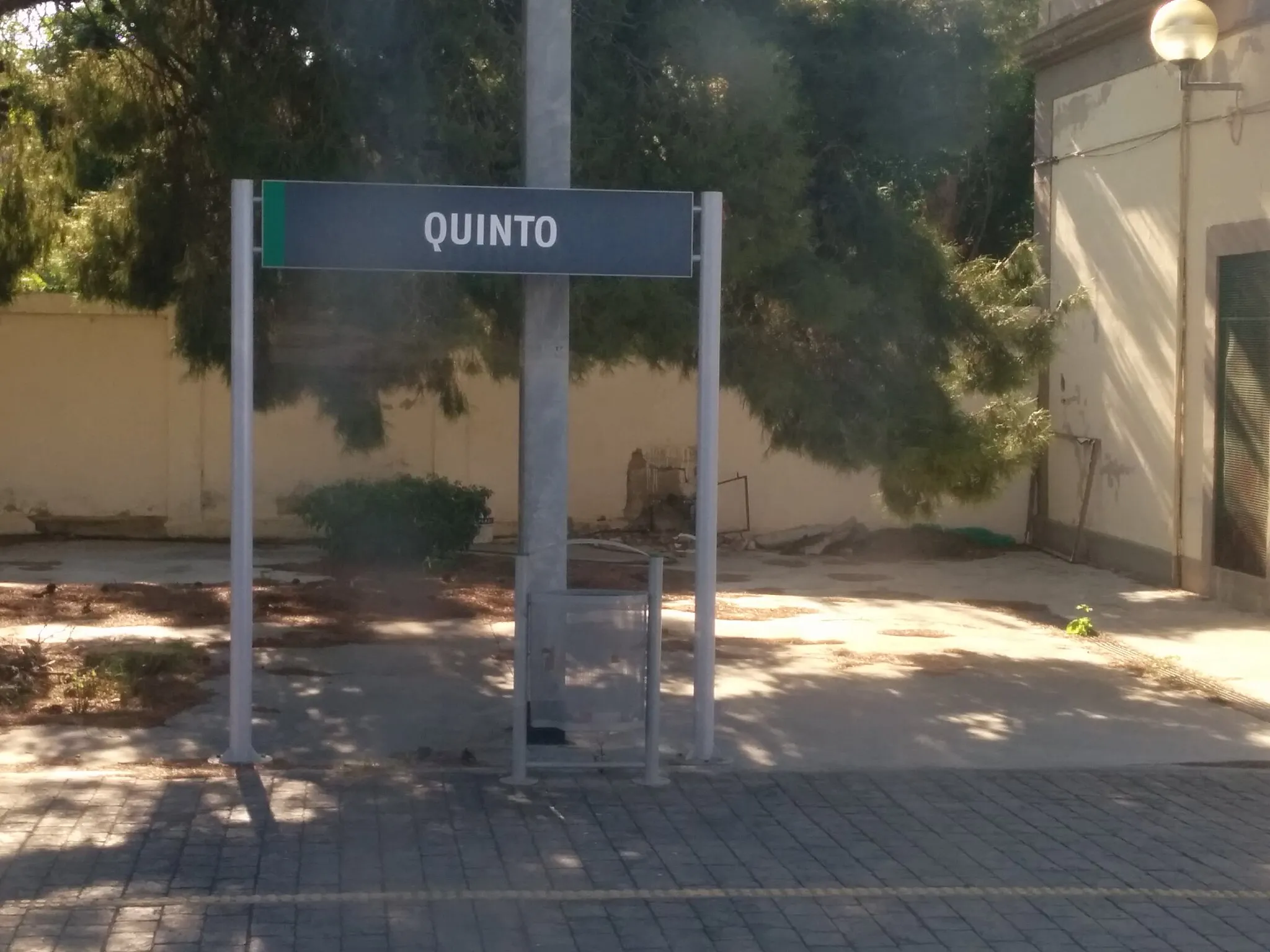 Photo showing: Quinto railway station. Quinto is a village and municipality in the province of Zaragoza, Aragon. It is located on the south bank of the River Ebro about 45 km south-east of Zaragoza