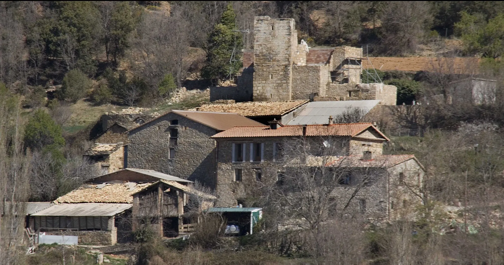 Photo showing: Poblet del municipi d'Isàvena, a la Ribagorça Aragonesa, als peus del Coll de Vent, de la serra del Cis (Sierra de Sis)
