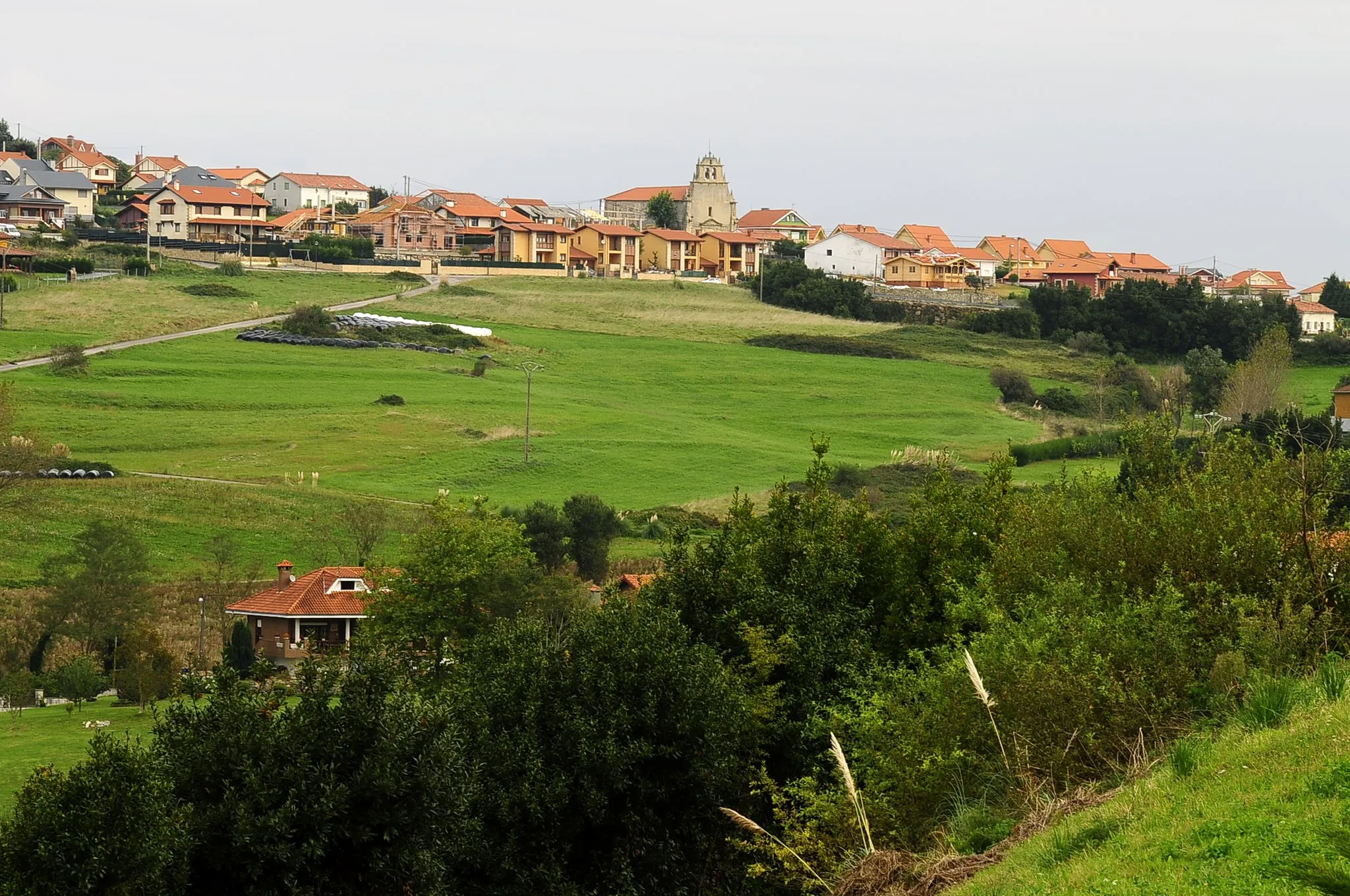 Photo showing: Vista del casco urbano y alrededores, Cortiguera, Suances, Cantabria, España