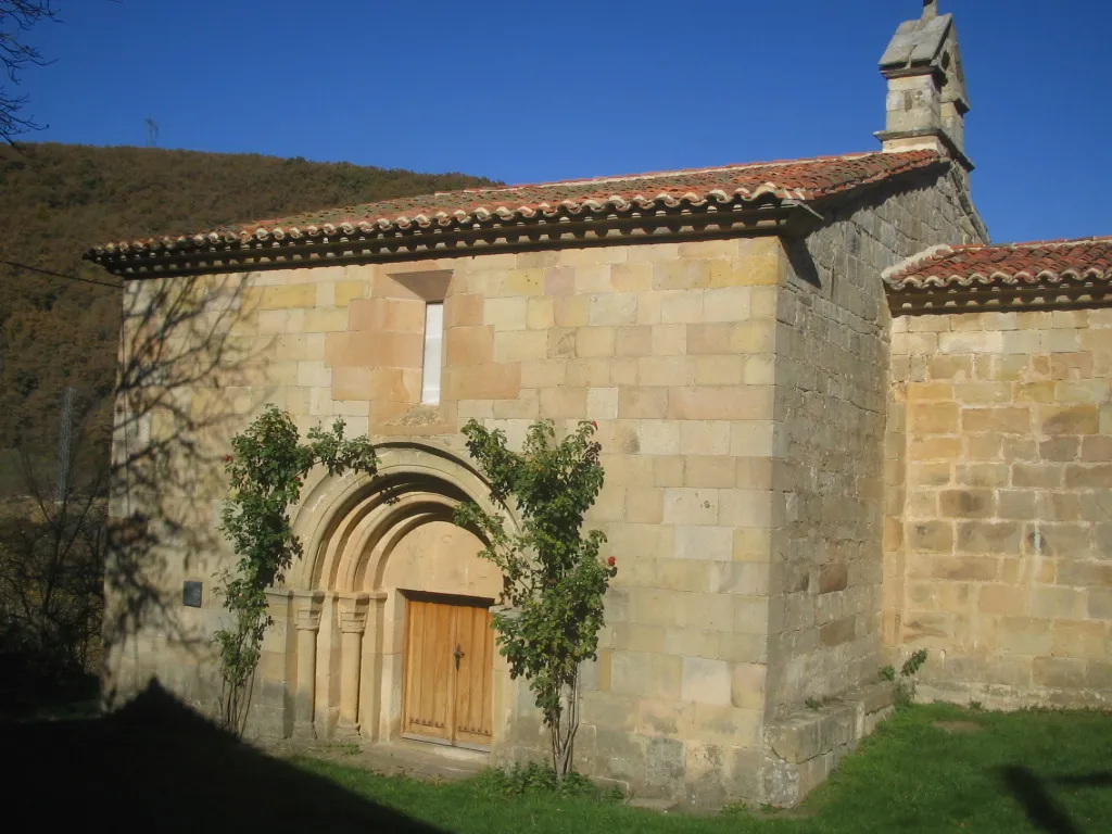 Photo showing: Iglesia de San Juan Bautista, en Aldea de Ebro, Valdeprado del Río (Cantabria). Románica, siglo XIII.