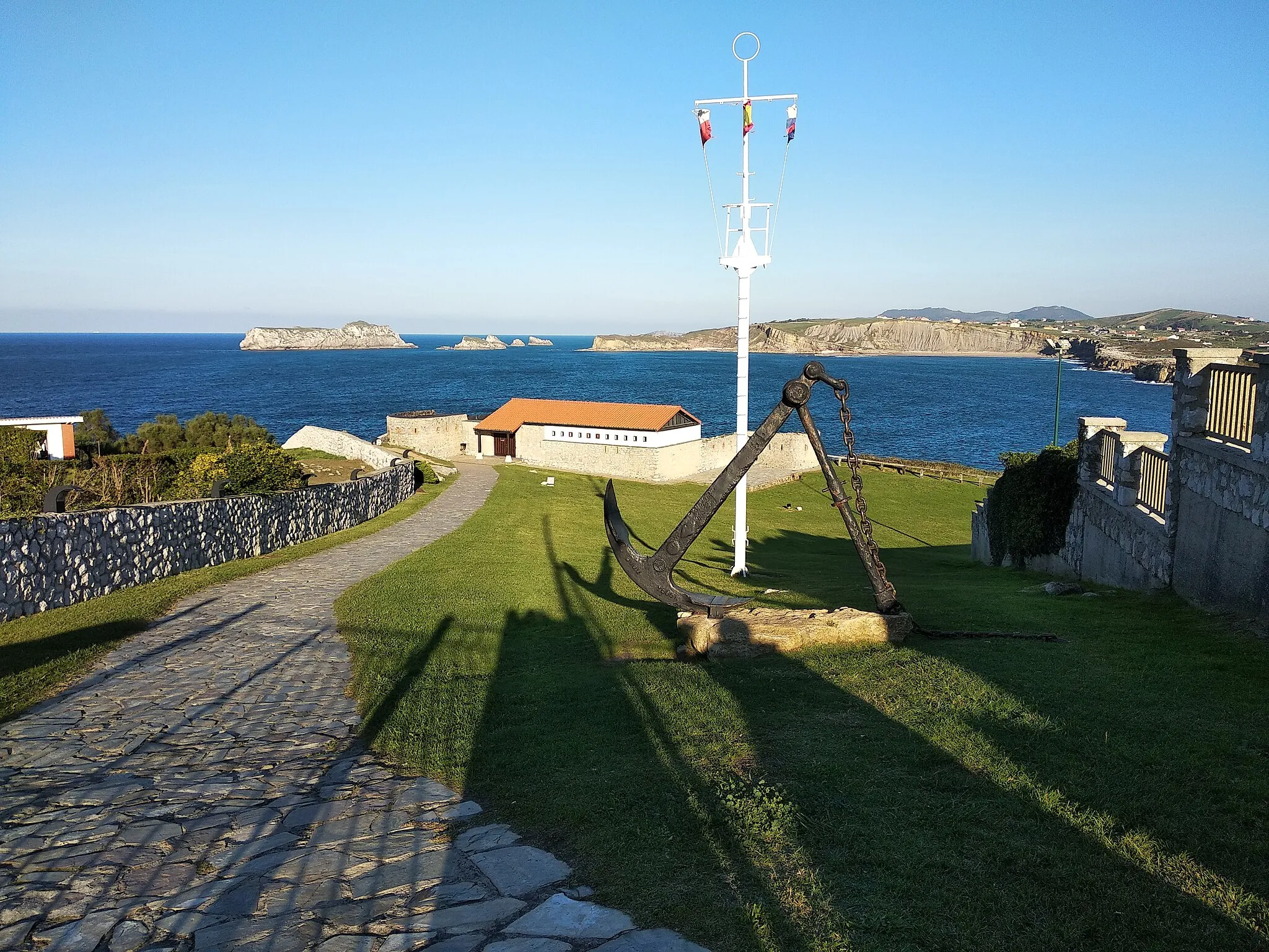 Photo showing: Antigua defensa costera de El Torco, en la localidad de Suances. Actualmente reconvertido en Centro Cultural
