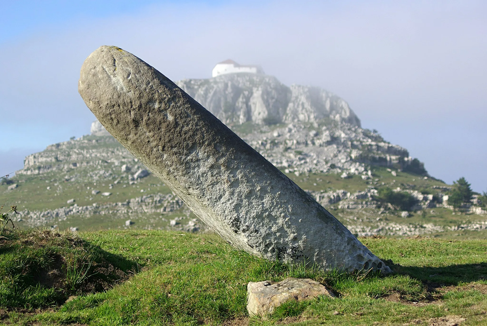 Photo showing: Menhir, and, in the background, Las Nieves hermitage in Guriezo (Cantabria, Spain)