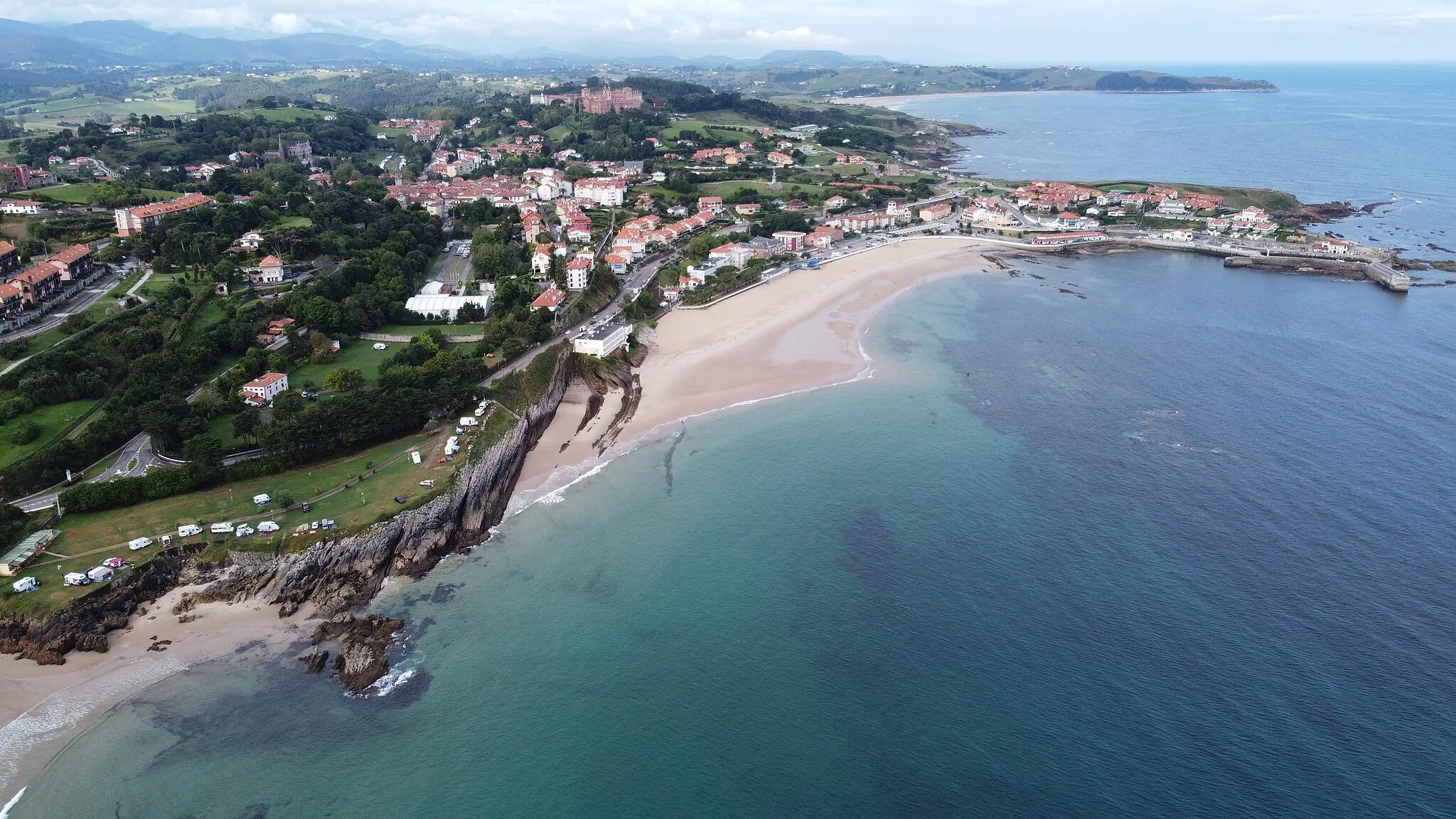 Photo showing: Vista panorámica de la playa de Comillas.