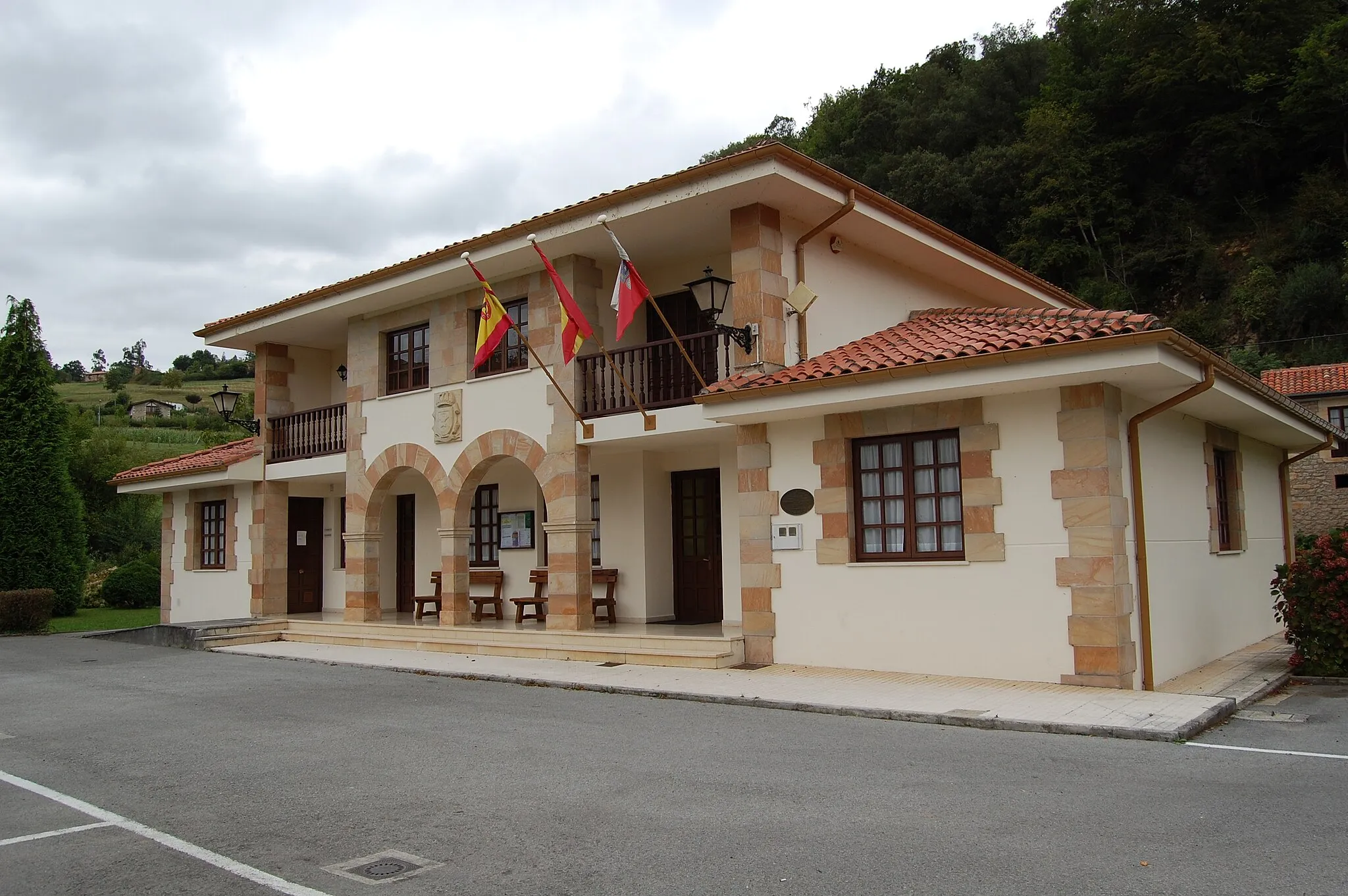 Photo showing: Ayuntamiento de Herrerías, sito en la localidad de Puente El Arrudo