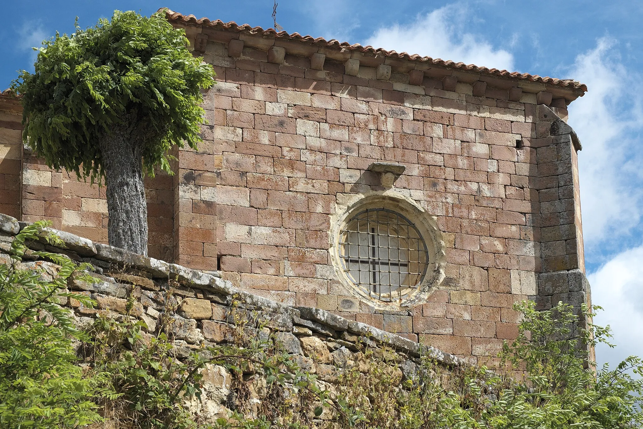 Photo showing: Kirche San Cornelio y San Cipriano in San Cebrián de Mudá in der Provinz Palencia (Kastilien-León/Spanien), Rundfenster im Chor