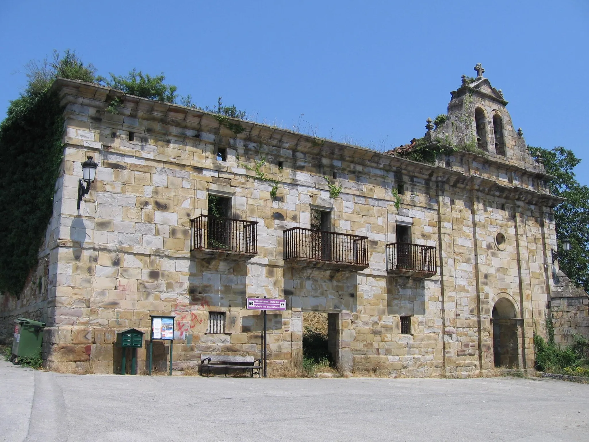 Photo showing: IGLESIA - PALACIO VILLAPATERNA