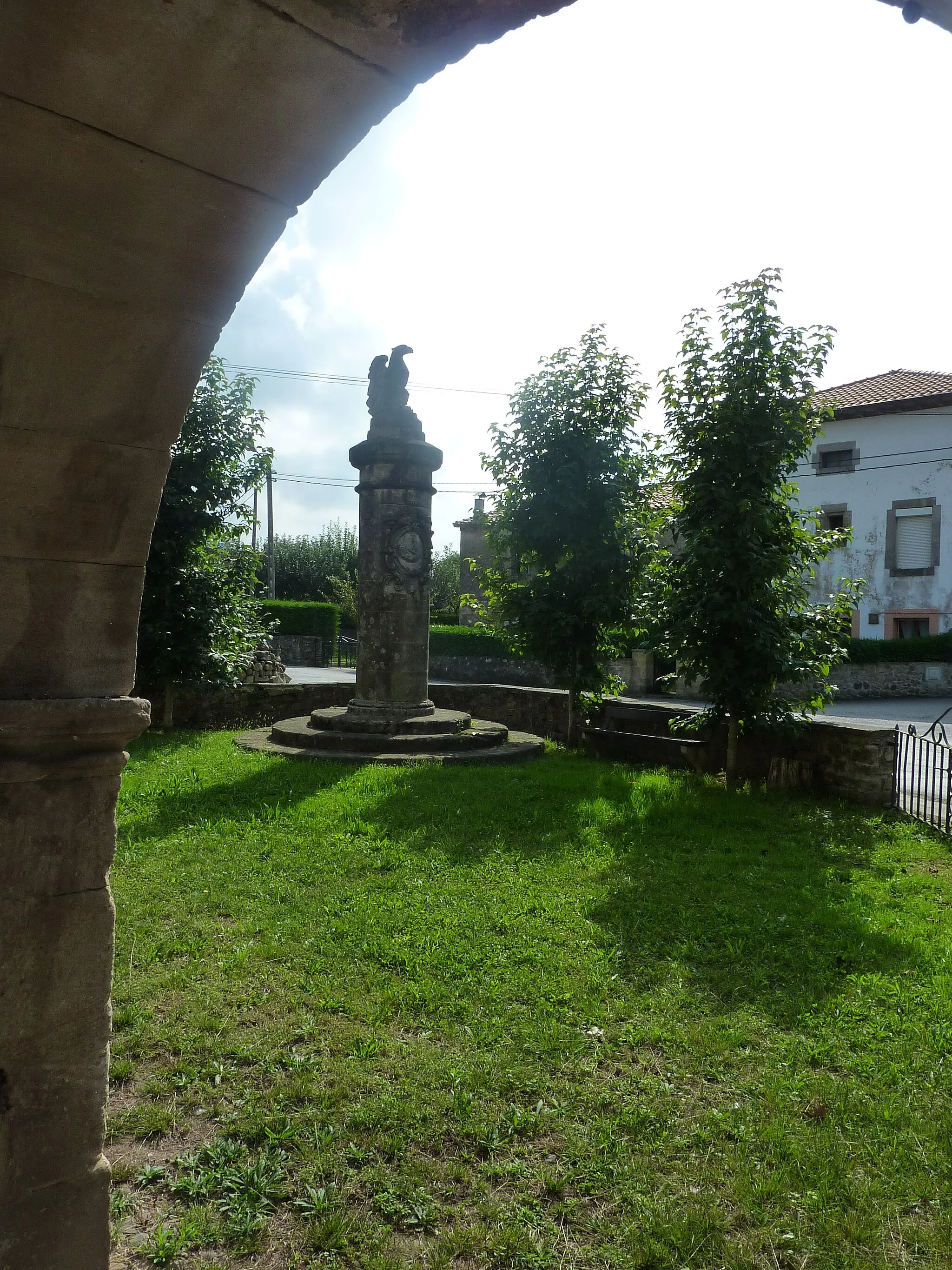 Photo showing: Rollo heráldico de Villafufre (Villafufre,Cantabria).