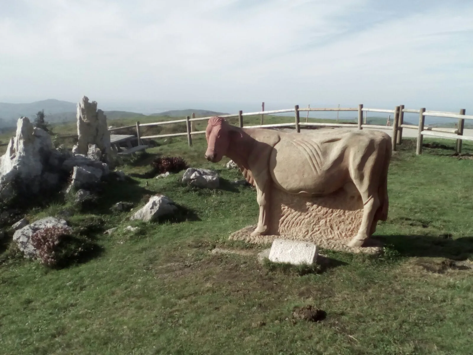 Photo showing: Monumento a la vaca pasiega en lo alto de Los Machucos (Cantabria, España).