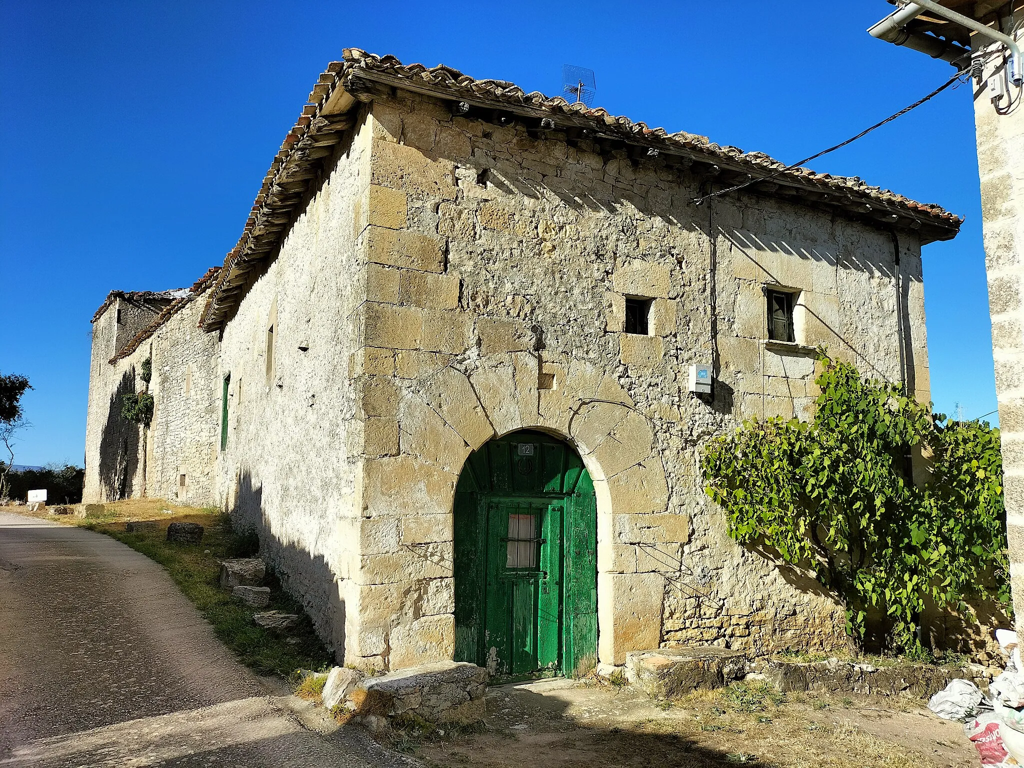 Photo showing: Palacio del Mayorazgo de Isla y Ermita de Nuestra Señora del Torrentero